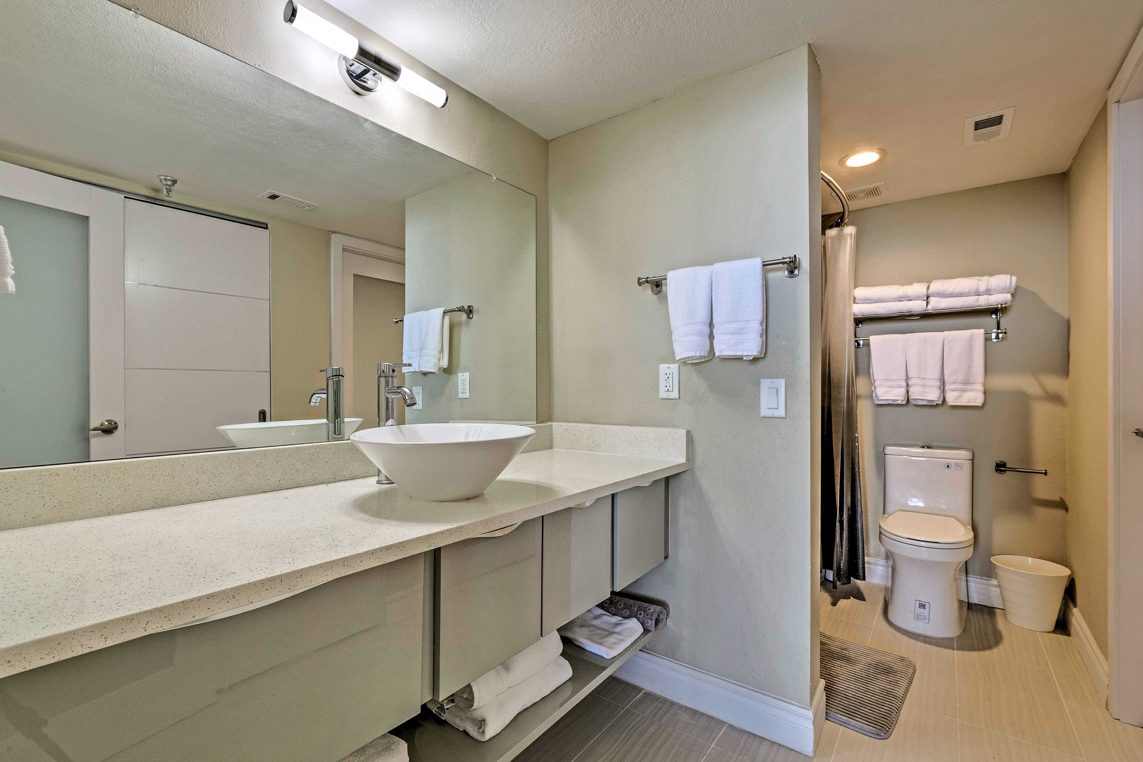 Full Bathroom | Towels Provided
