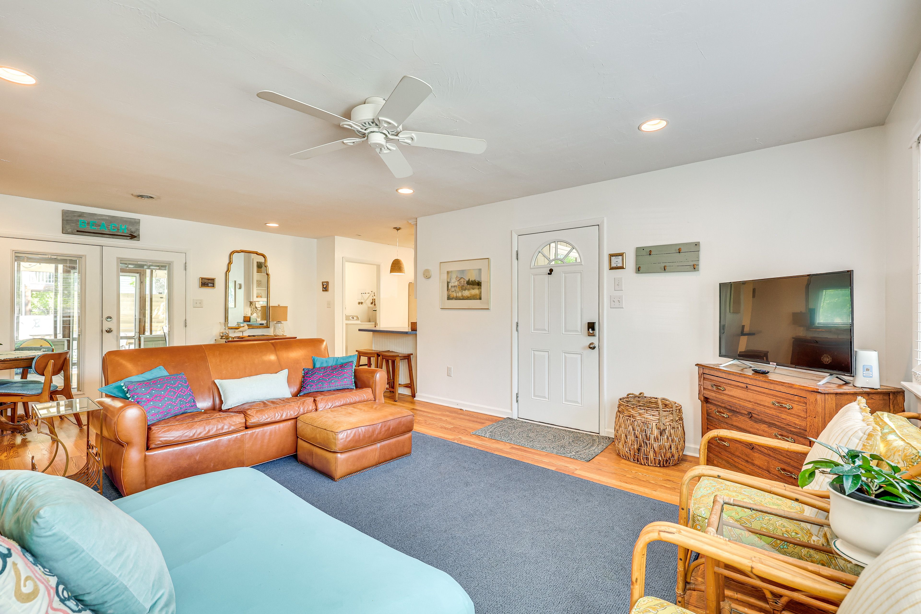 Living Room | Smart TV | Air Conditioning & Heat | Full Futon