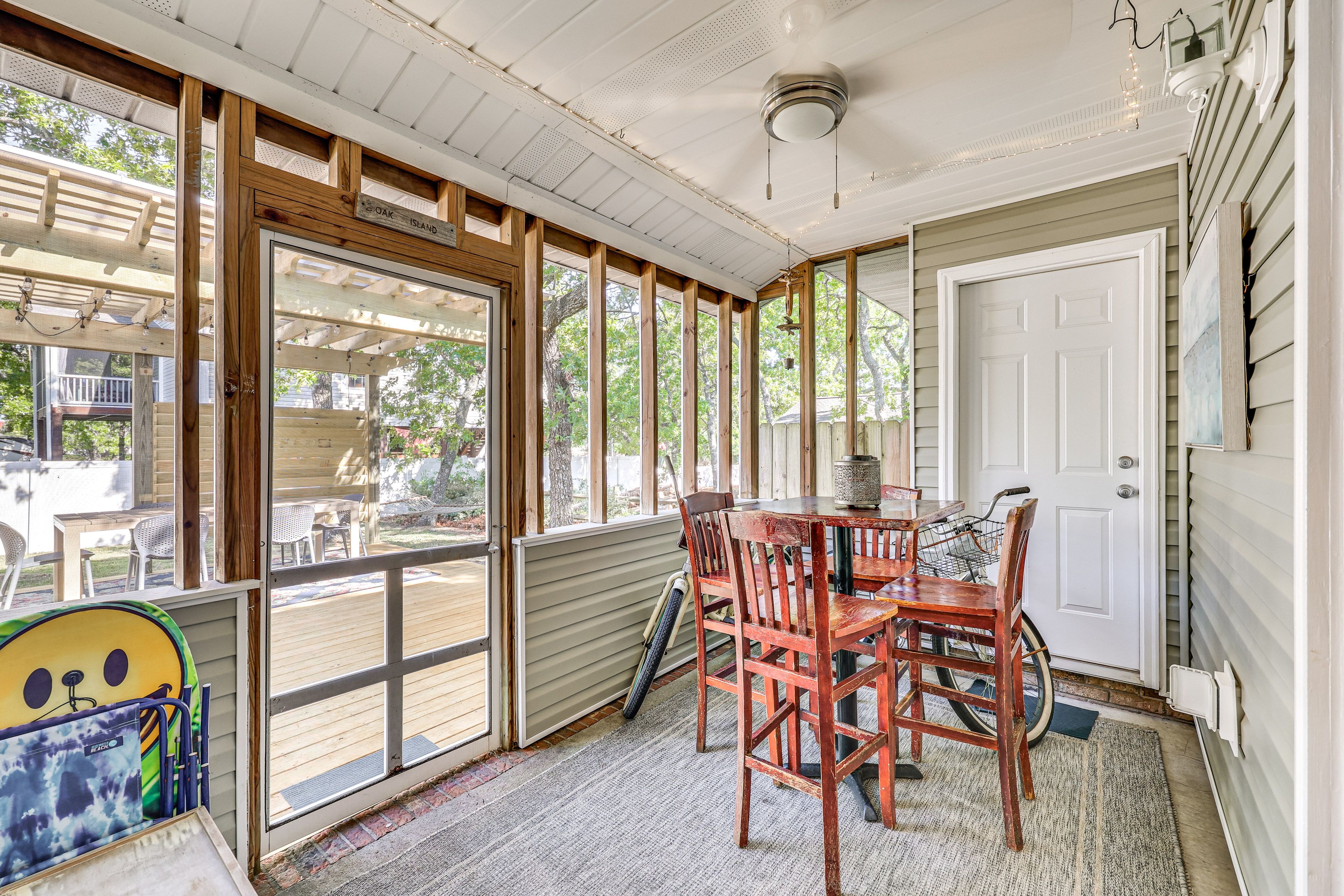 Screened Porch | High-Top Dining Table & Chairs