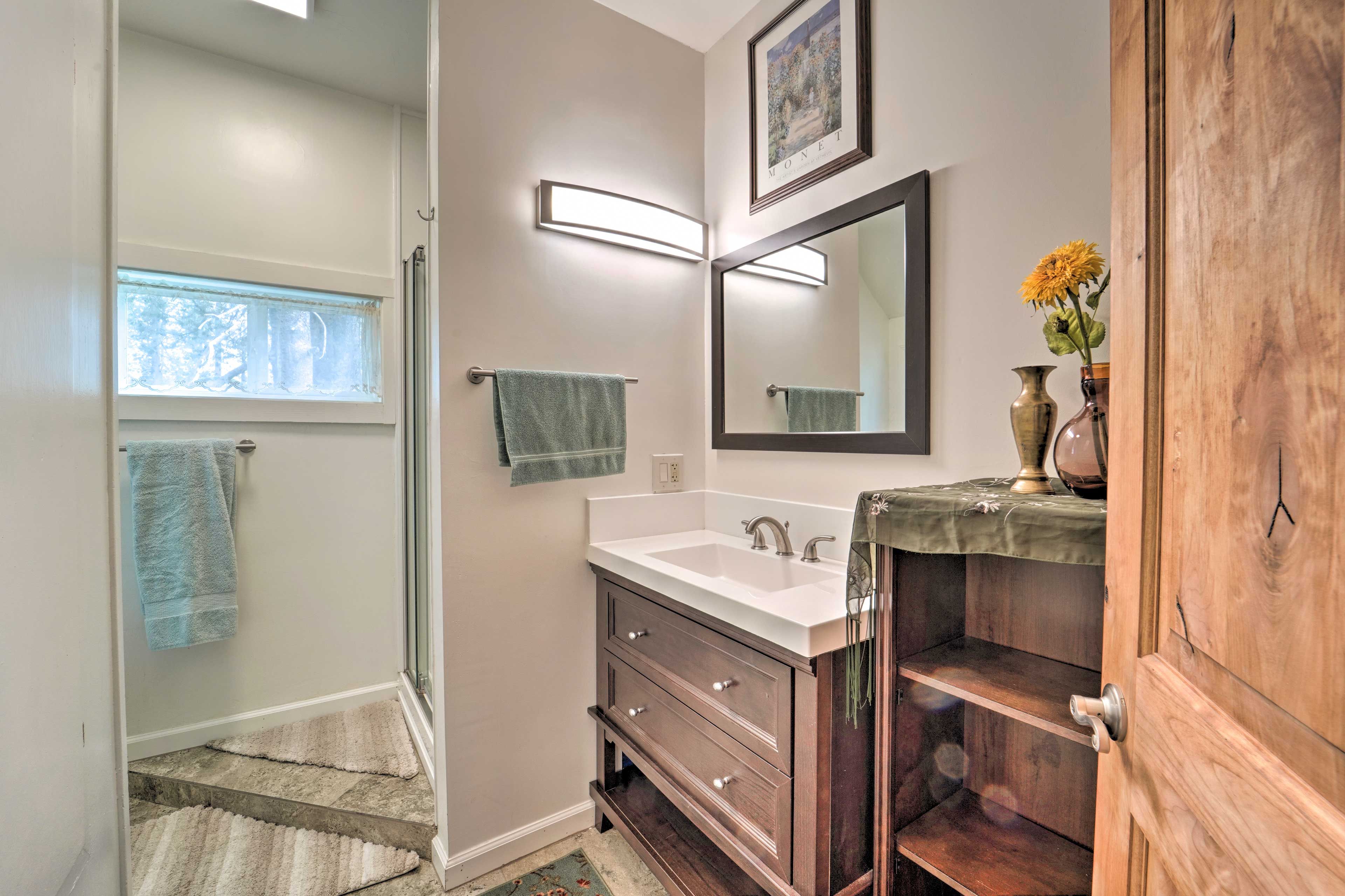 Full Bathroom | Towels Provided