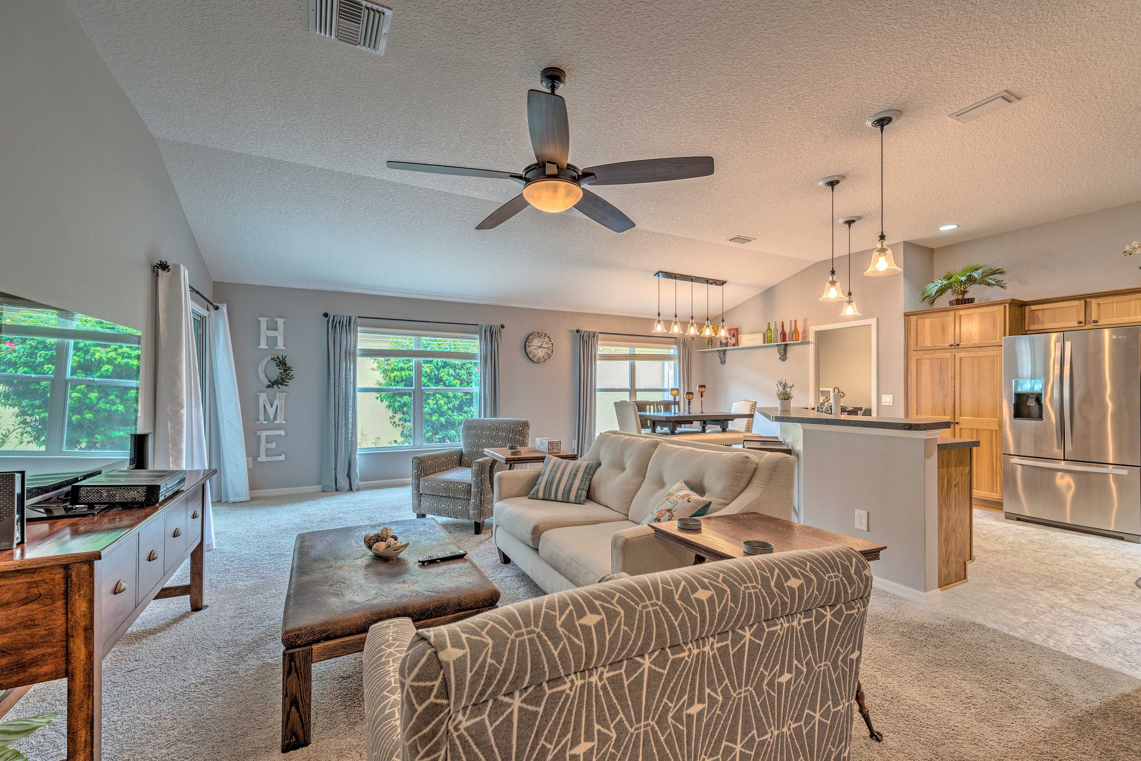 Living Room | Free WiFi | Central A/C | Smart TV w/ Cable