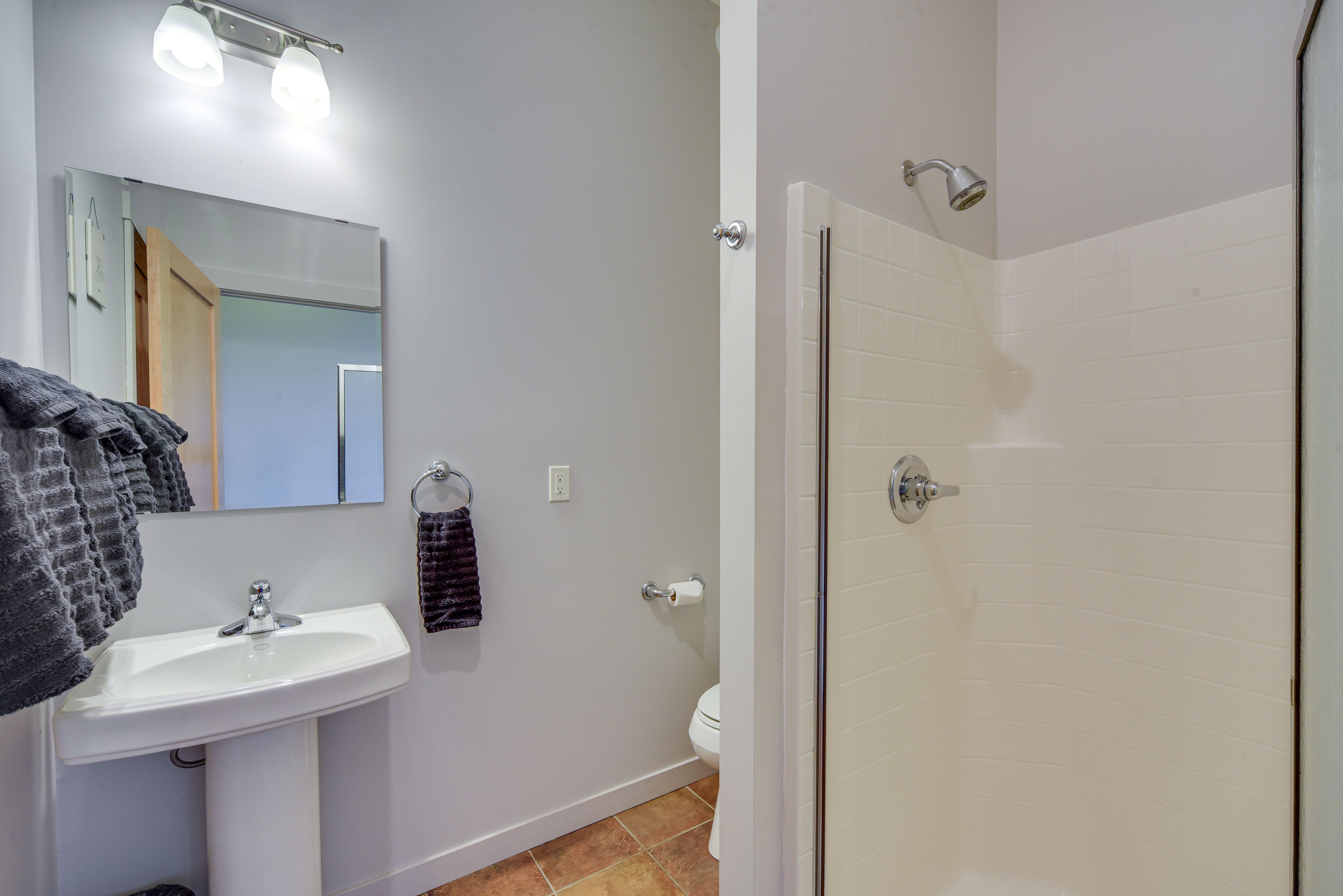 Full Bath | Complimentary Toiletries | Towels Provided | Lower Level