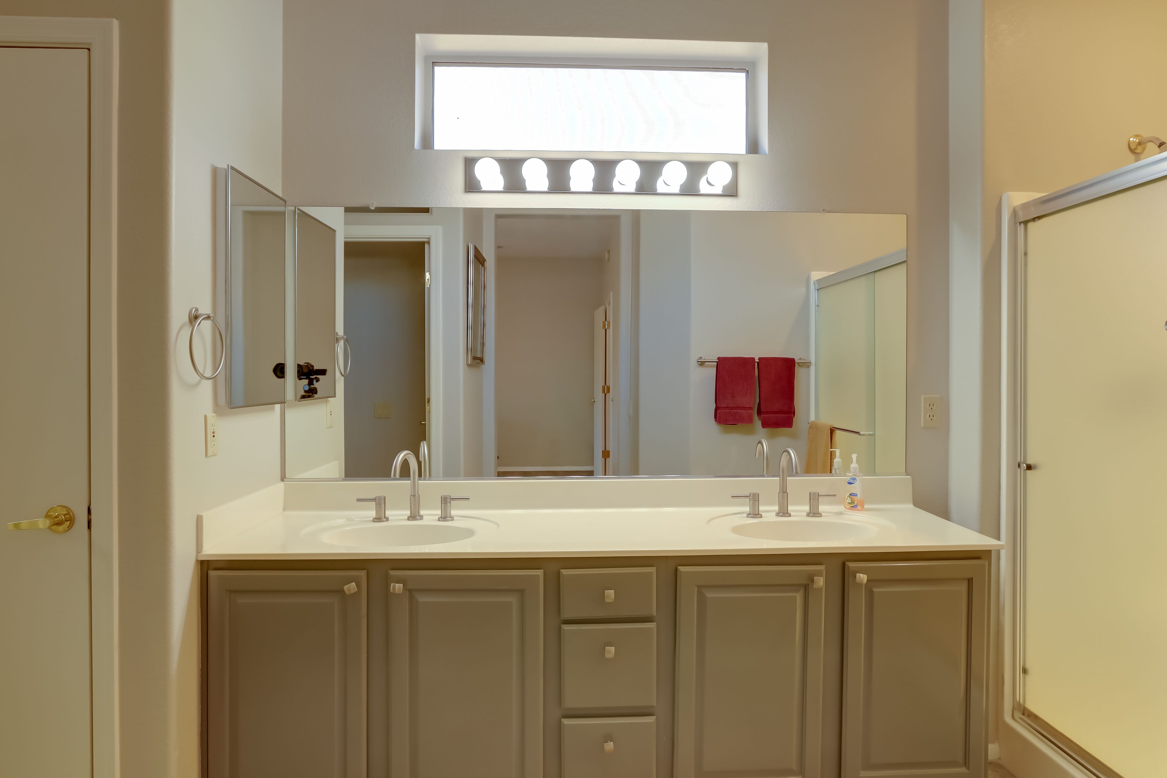 Full Bathroom | Towels Provided