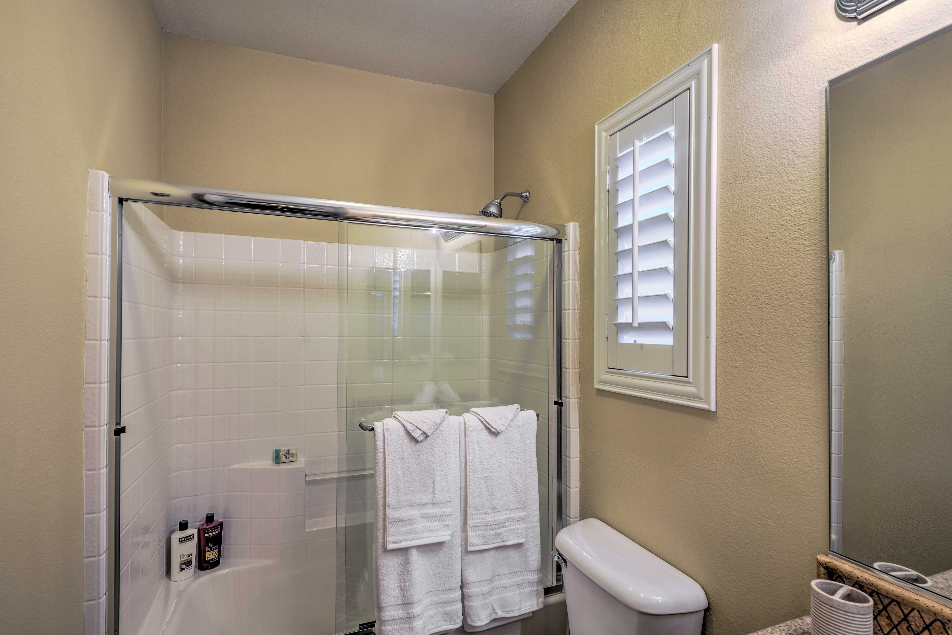 Full Bathroom | Towels Provided