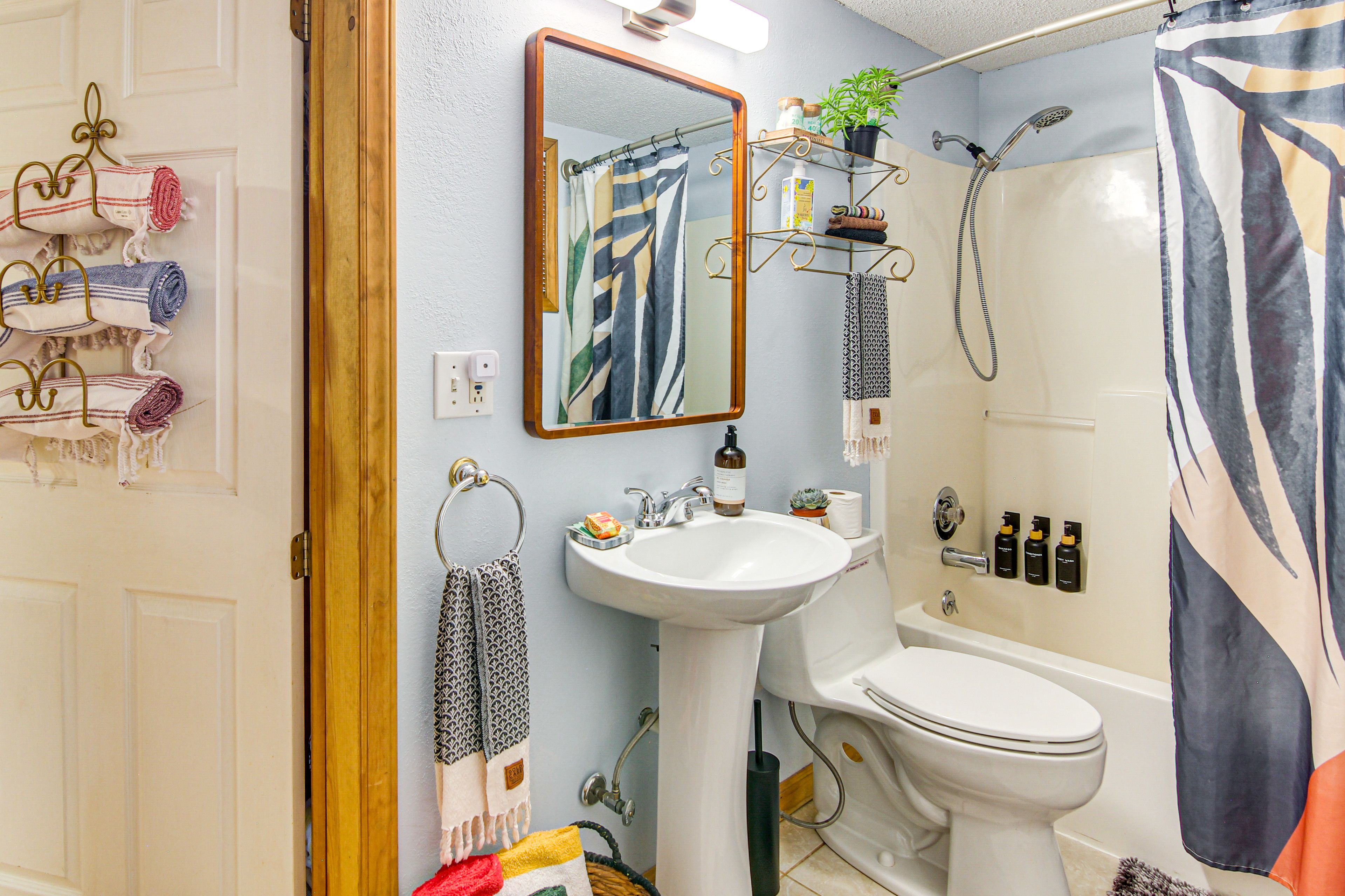 Full Bathroom | Complimentary Toiletries