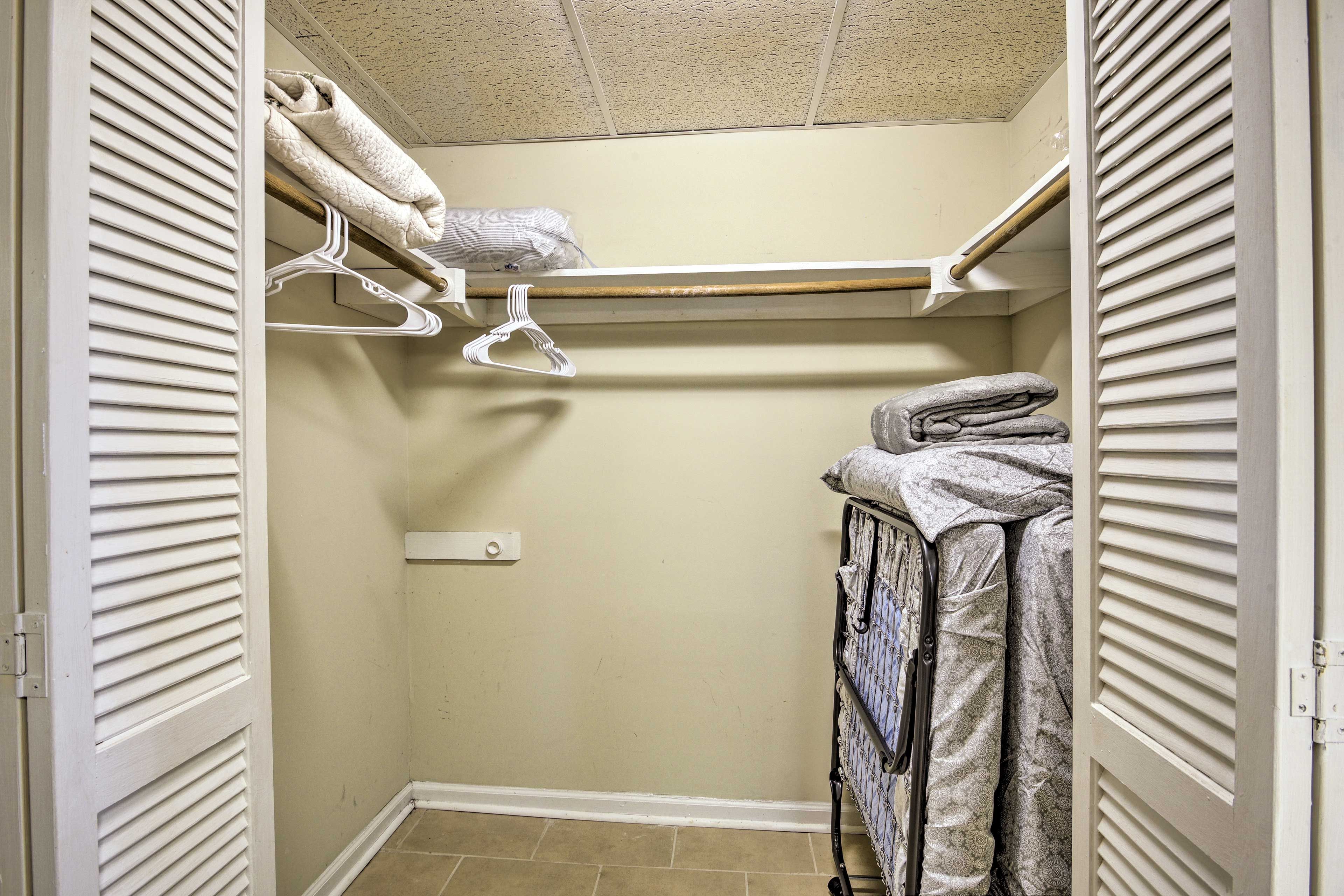 Bedroom | Twin Rollaway Bed