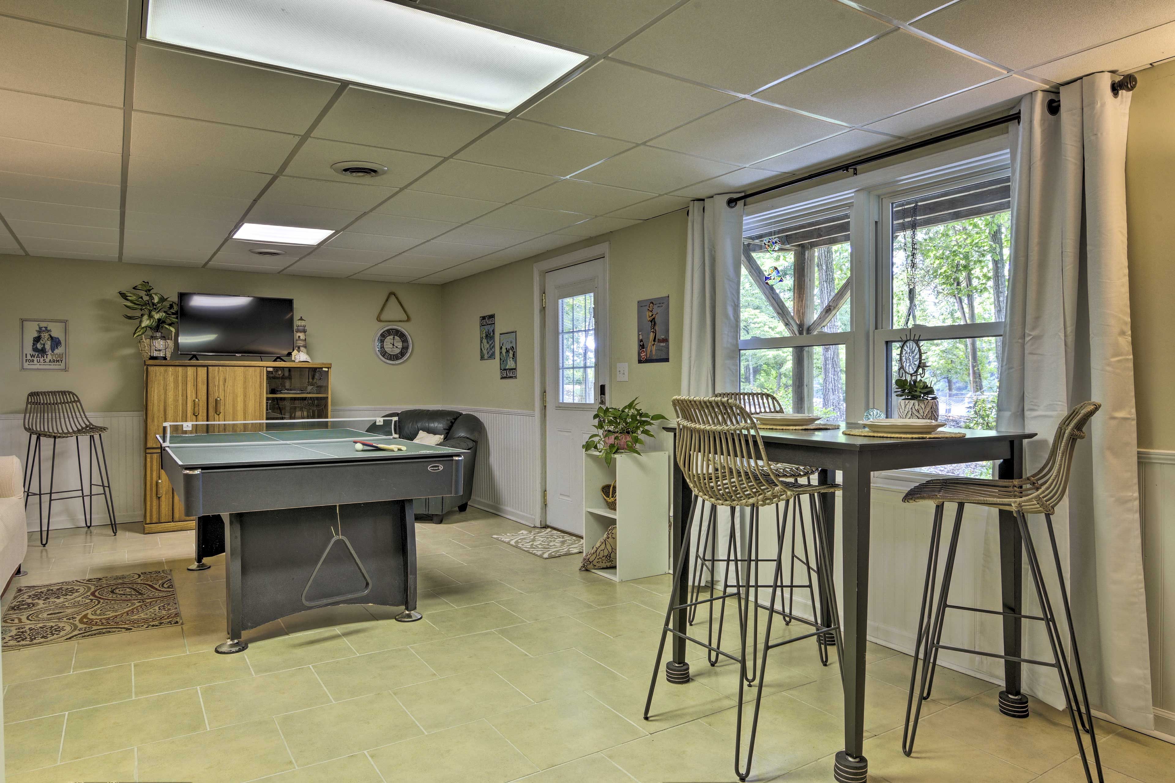 Dining Area | Dishware Provided