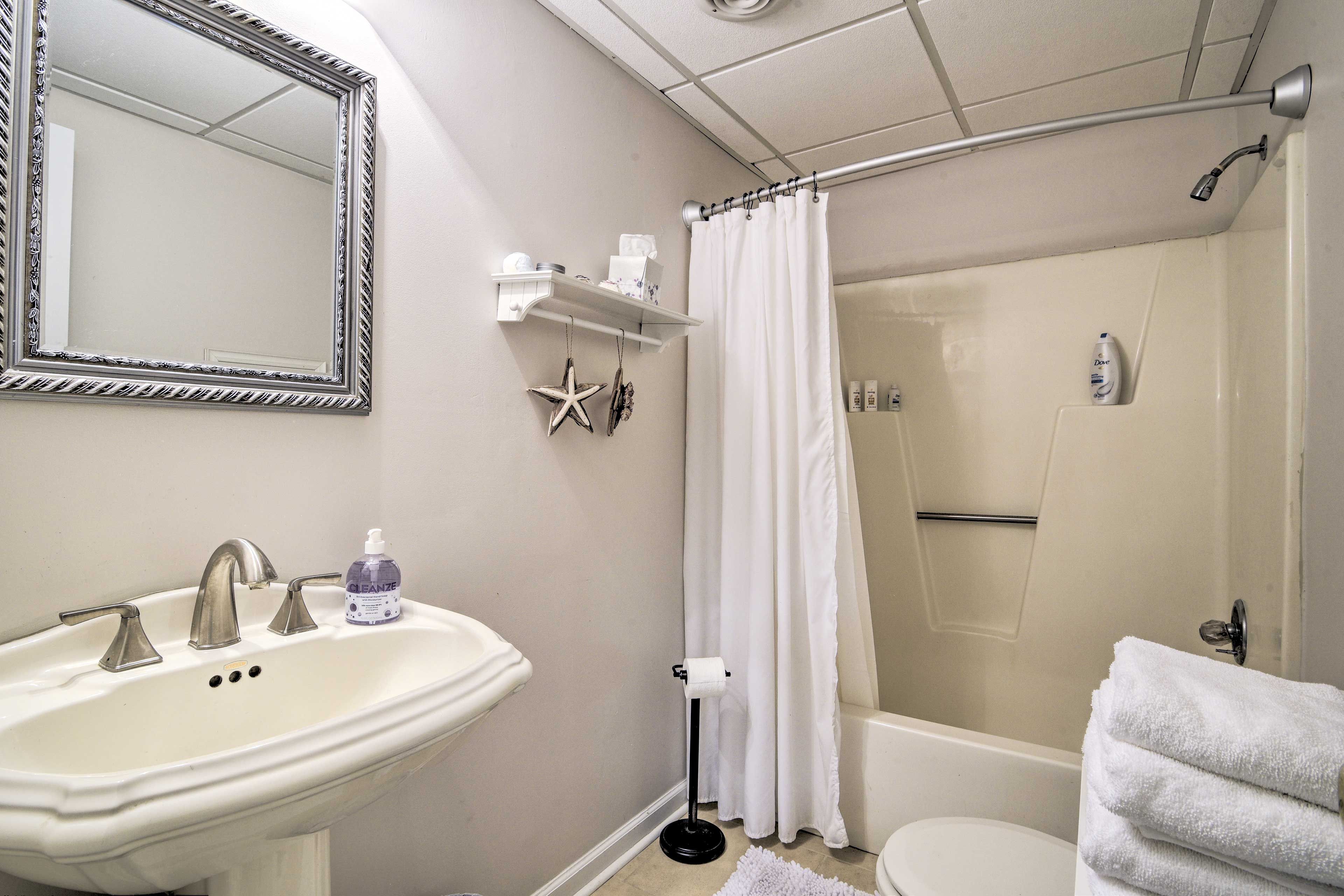 Full Bathroom | Towels Provided