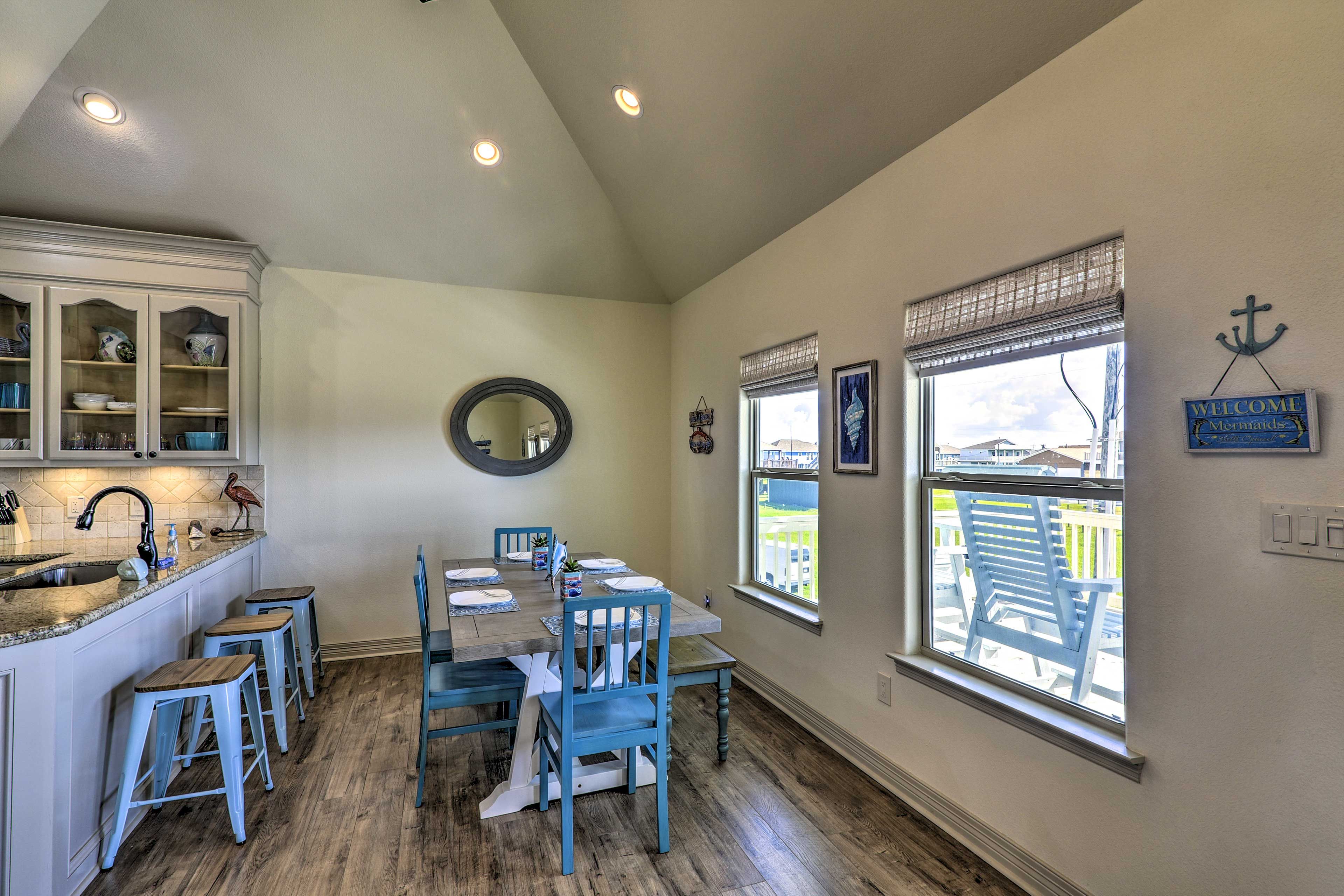 Dining Area | Seating for 6