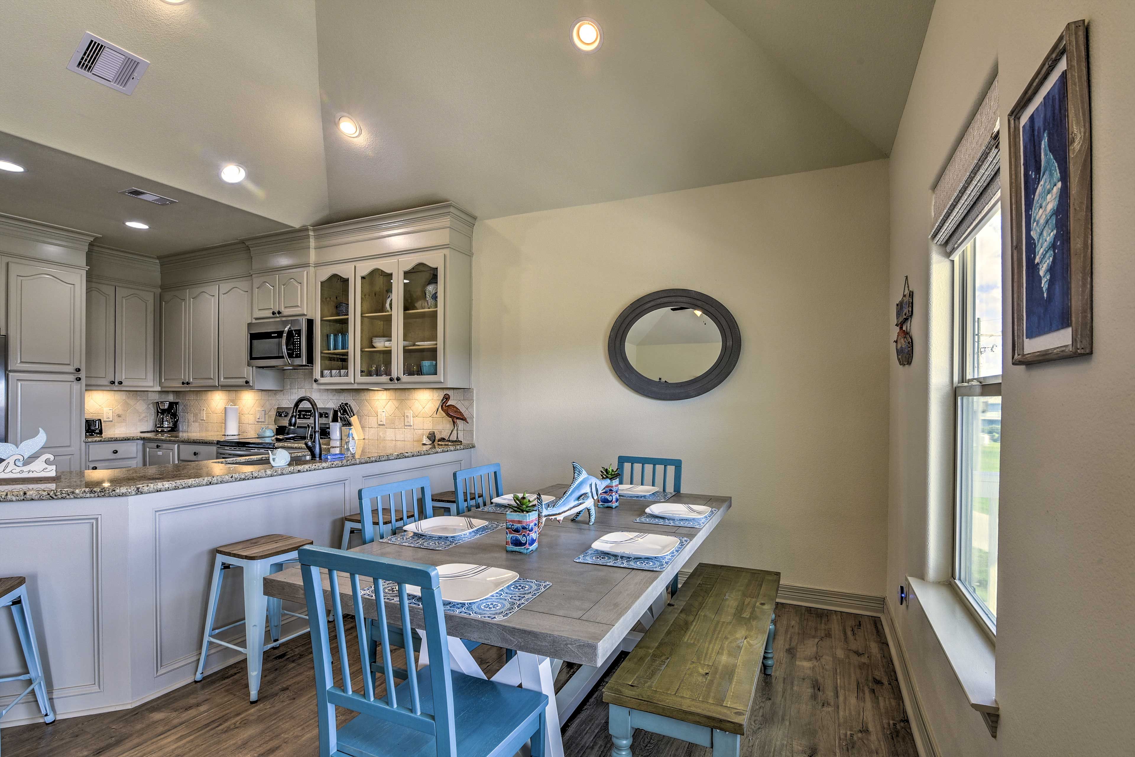 Dining Area | Dishware/Flatware Provided
