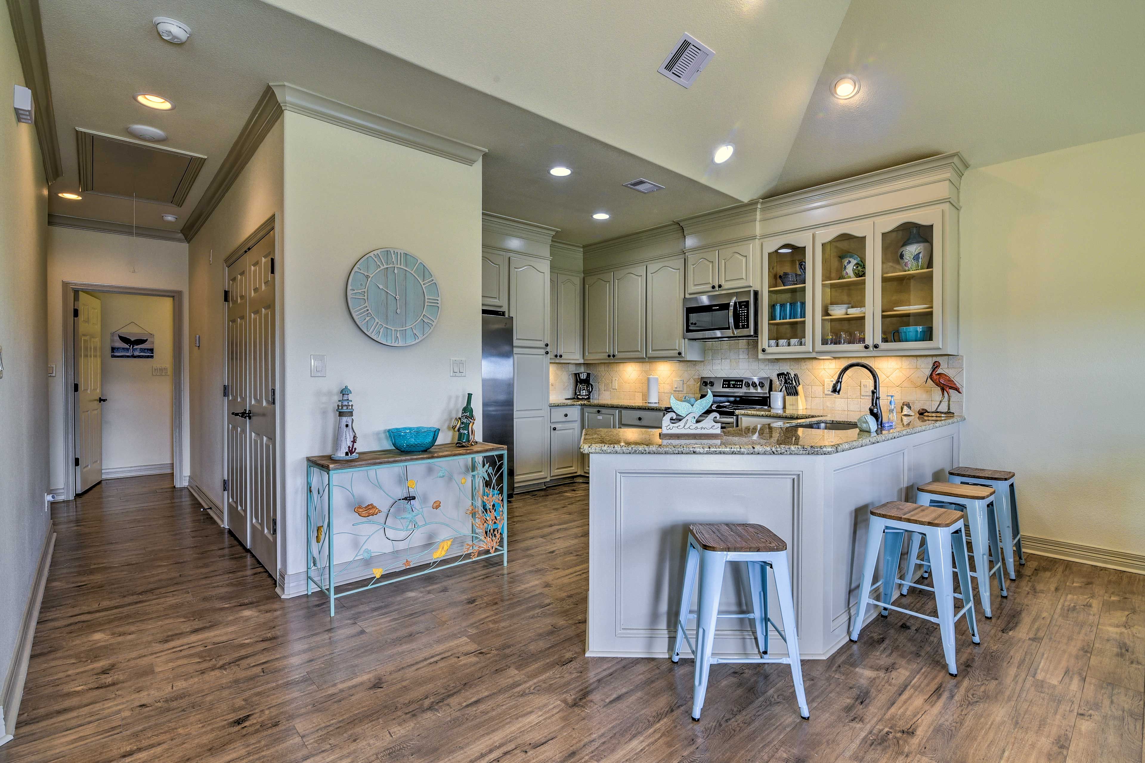 Kitchen | Countertop Seating for 4
