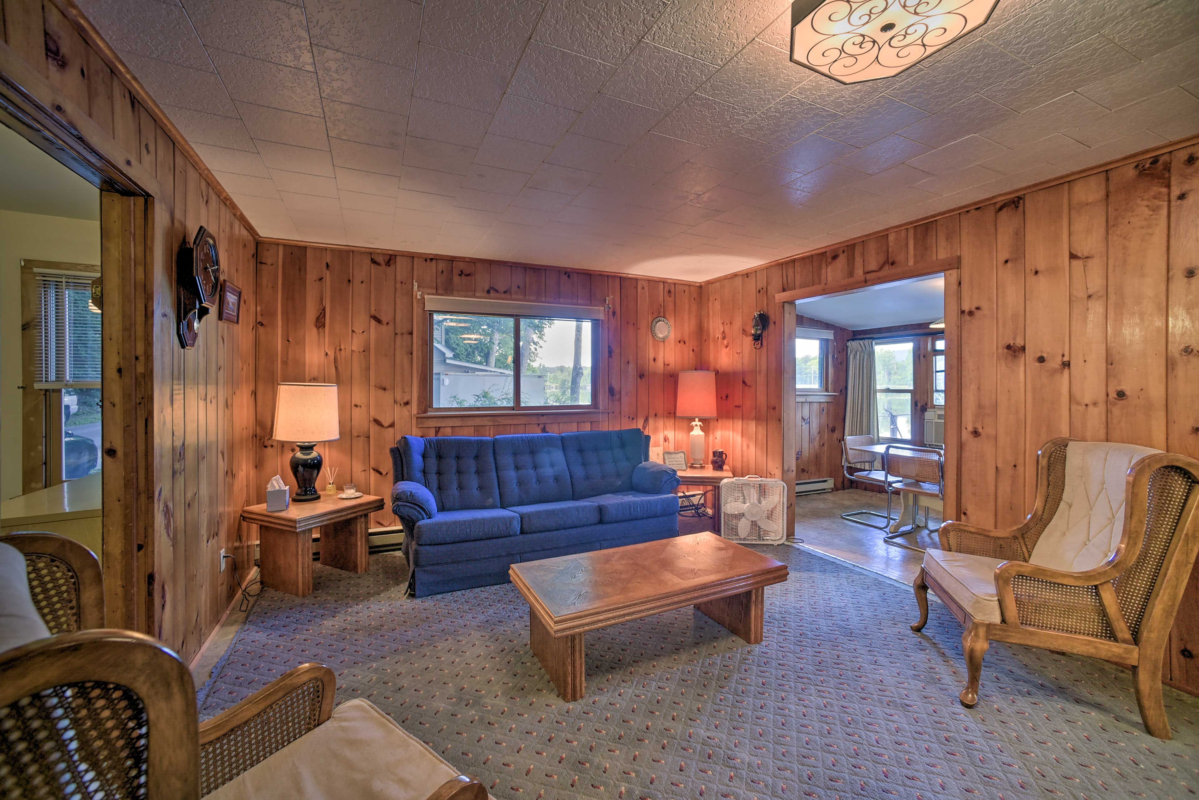Living Room | Free WiFi | Electric Heat | Books