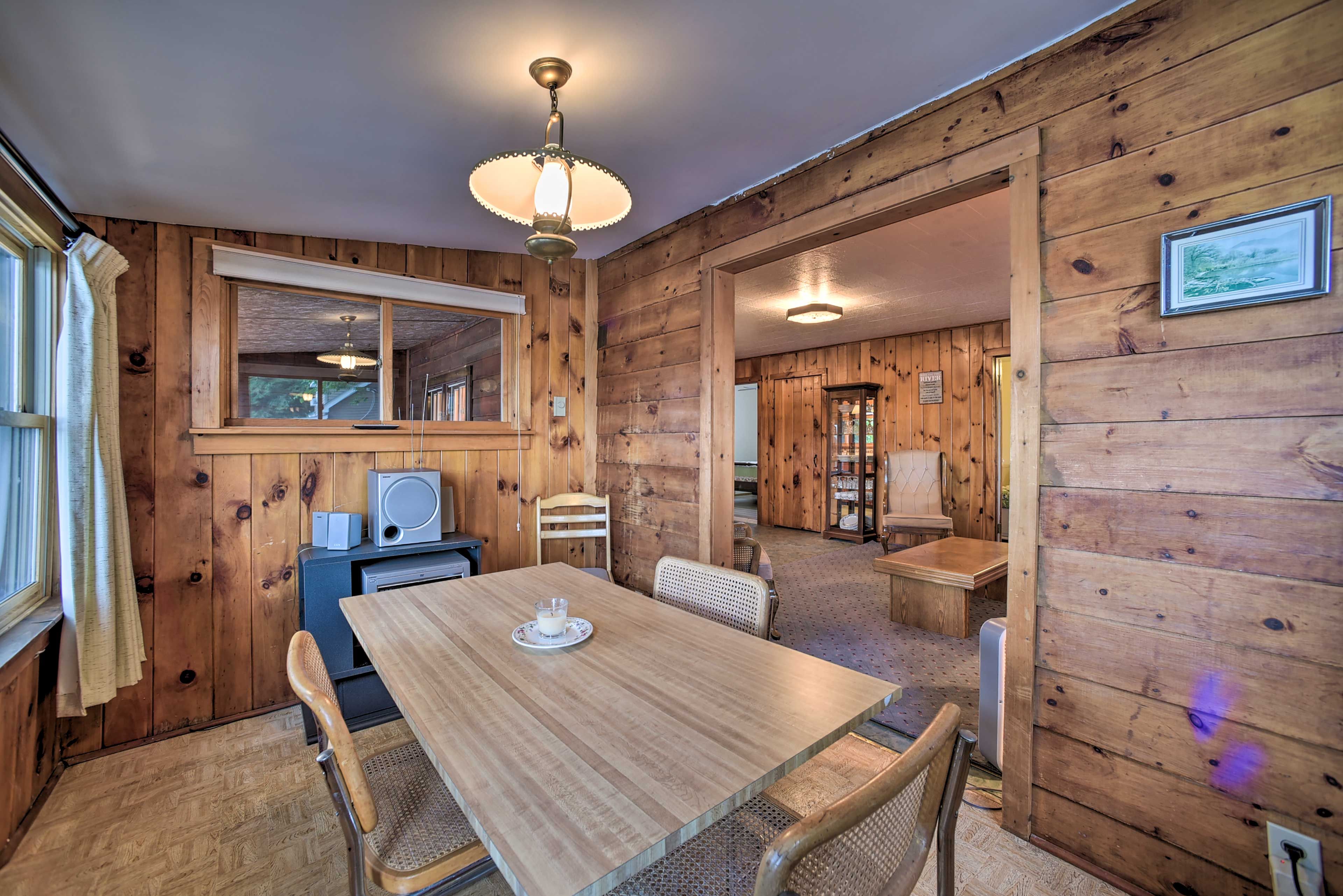 Dining Area | Cable TV
