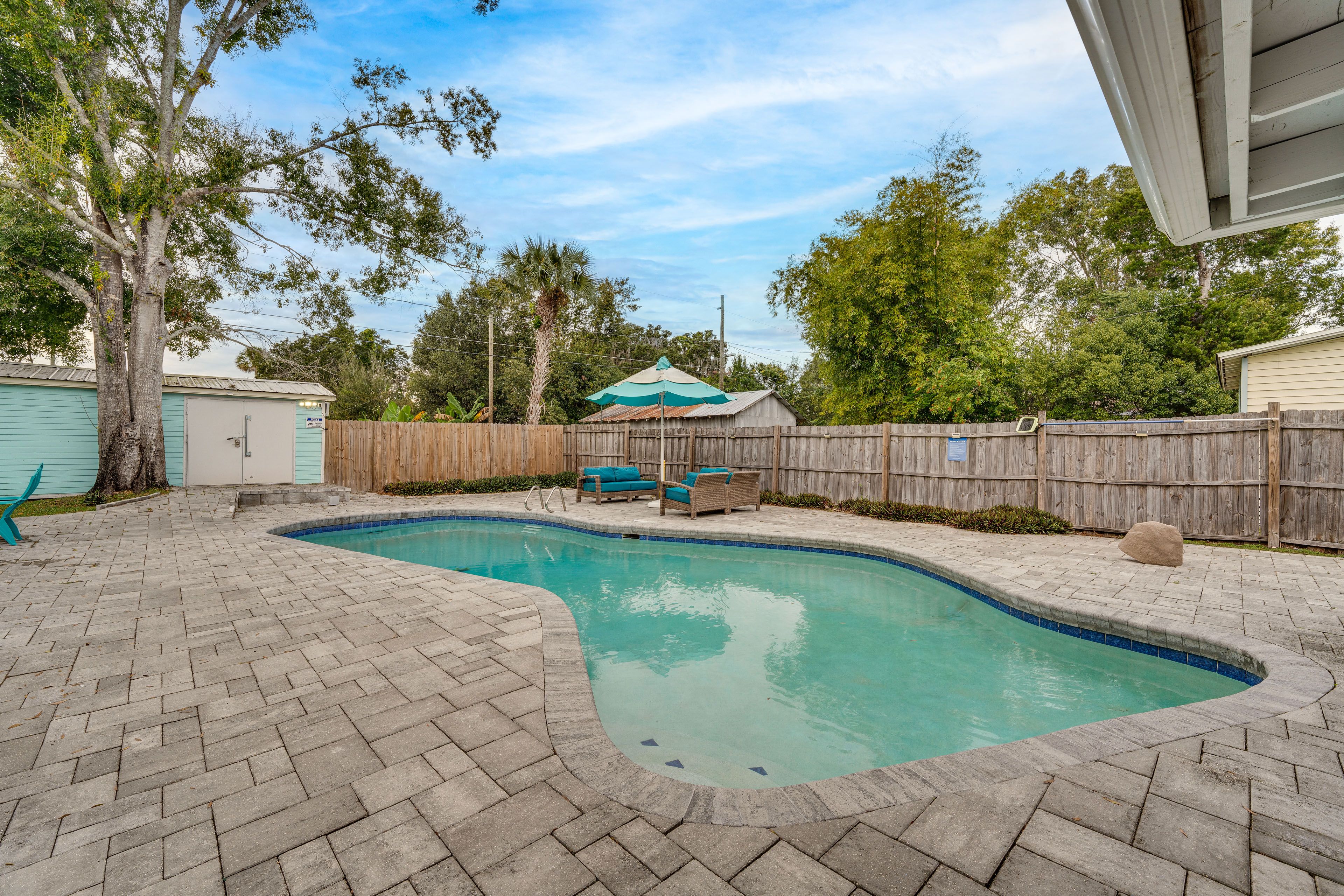 Private Backyard | Dining Table w/ Seating For 4 | Wheelchair Ramp
