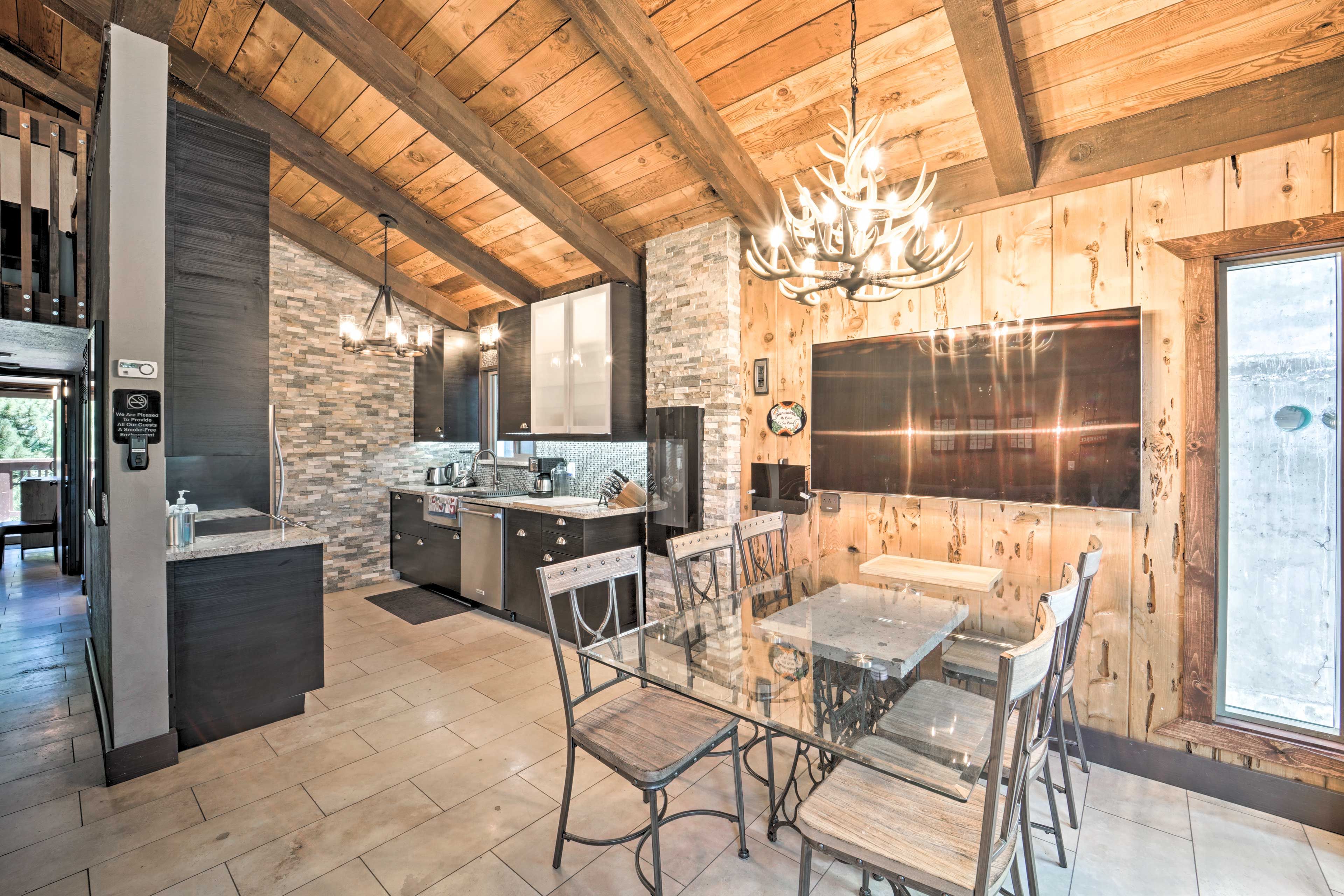Dining Area | Dishware & Flatware Provided