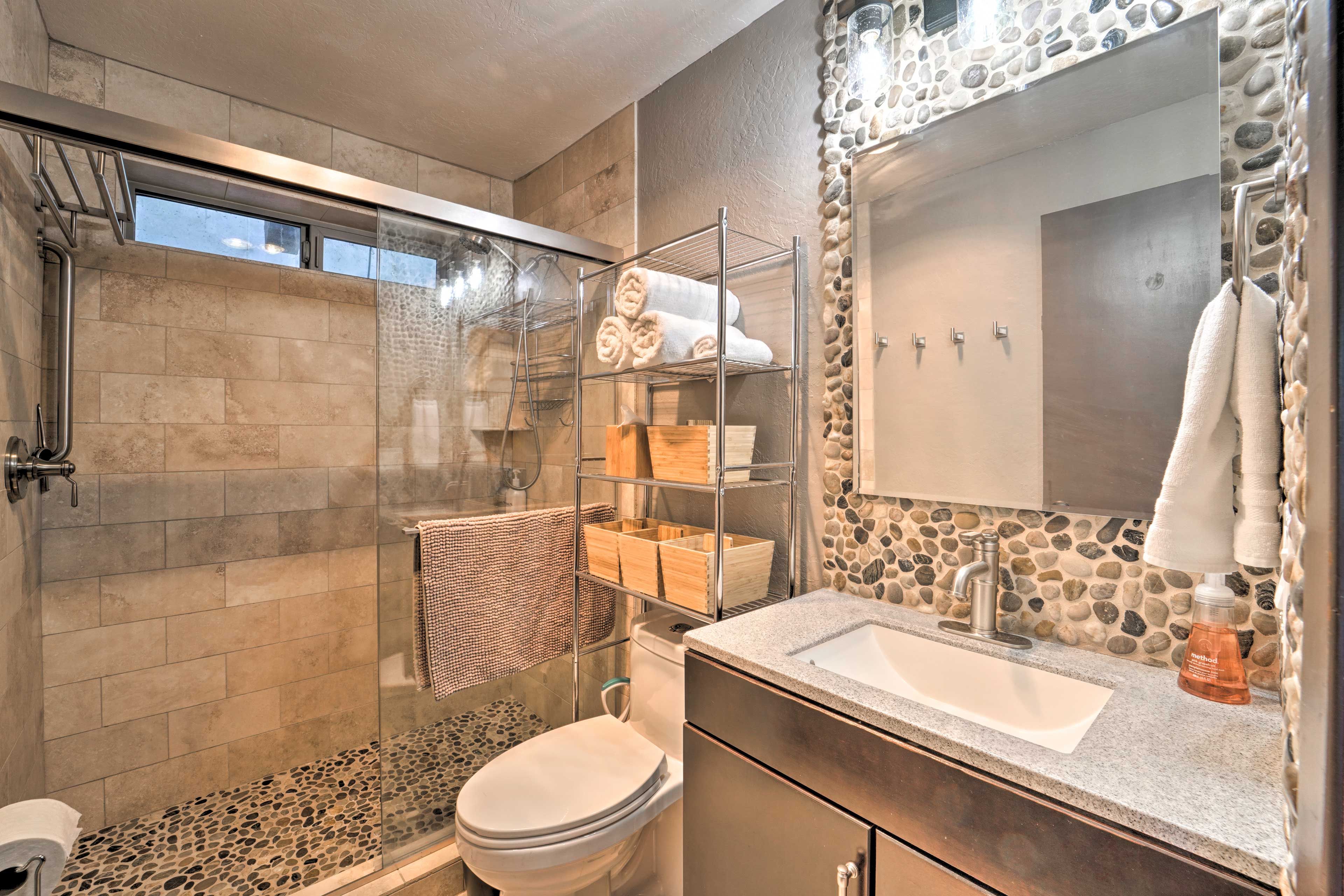 Full Bathroom | Complimentary Toiletries
