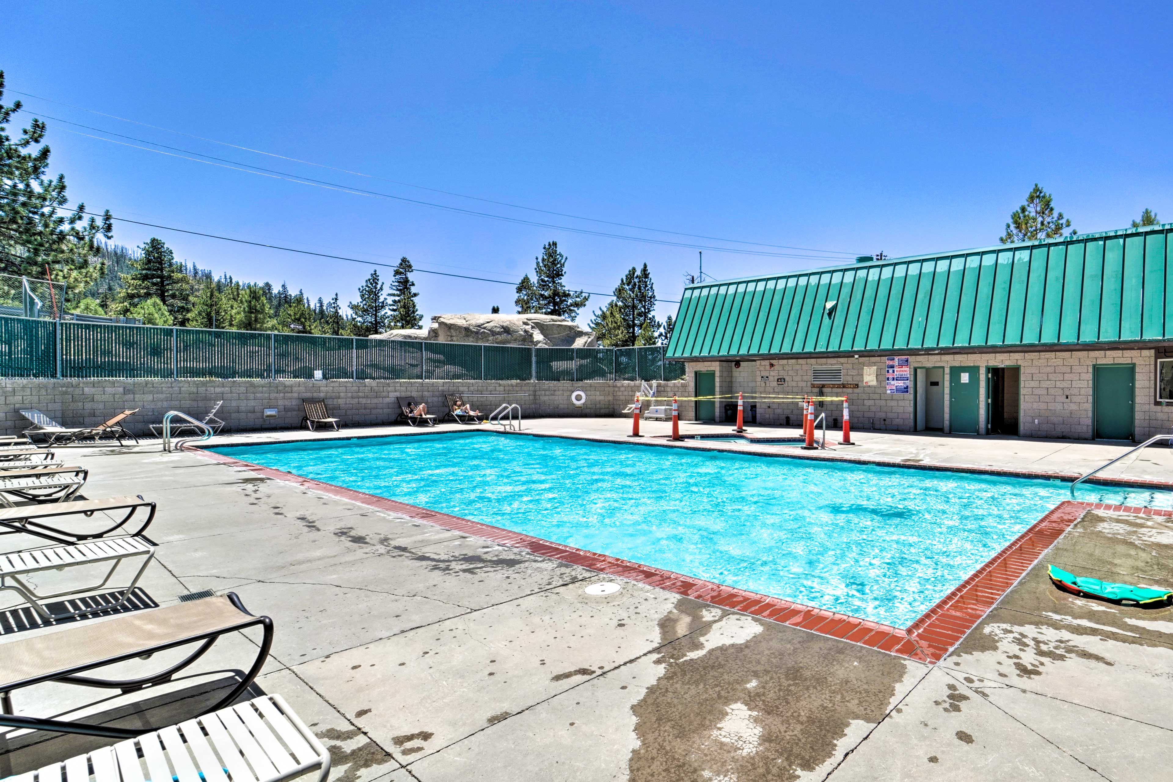 Community Pool & Hot Tub