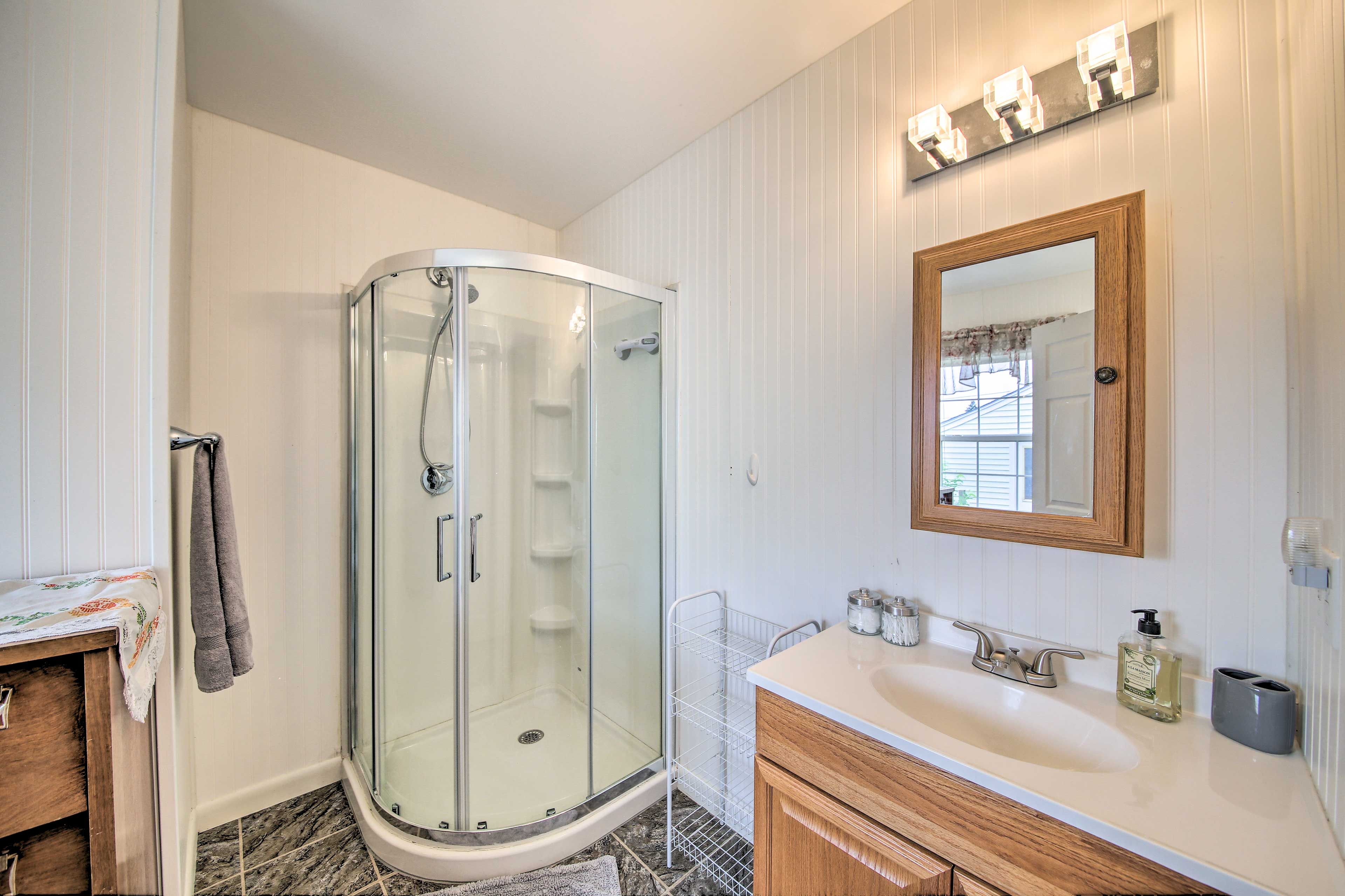 Full Bathroom | Complimentary Toiletries