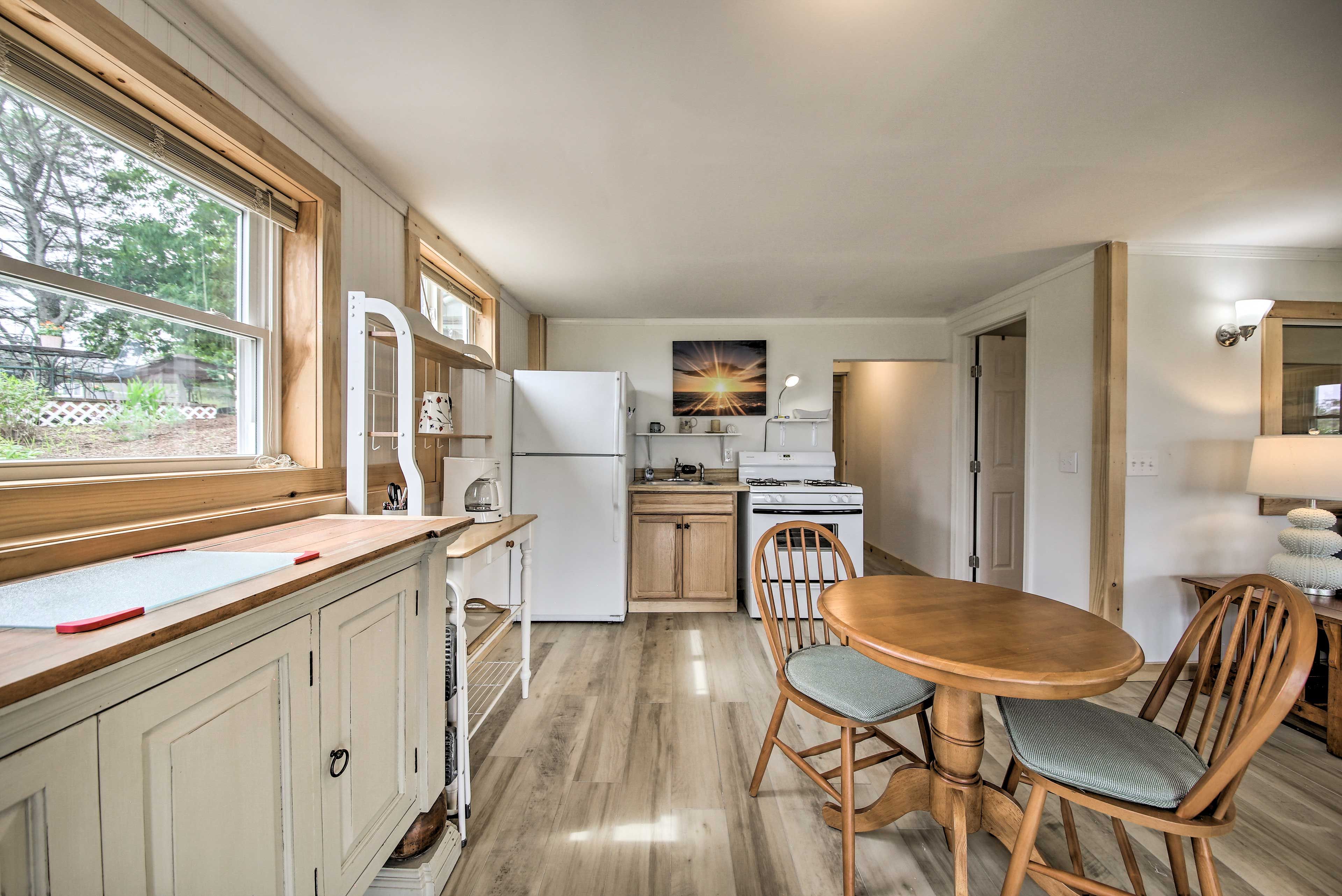 Kitchenette | Well-Equipped