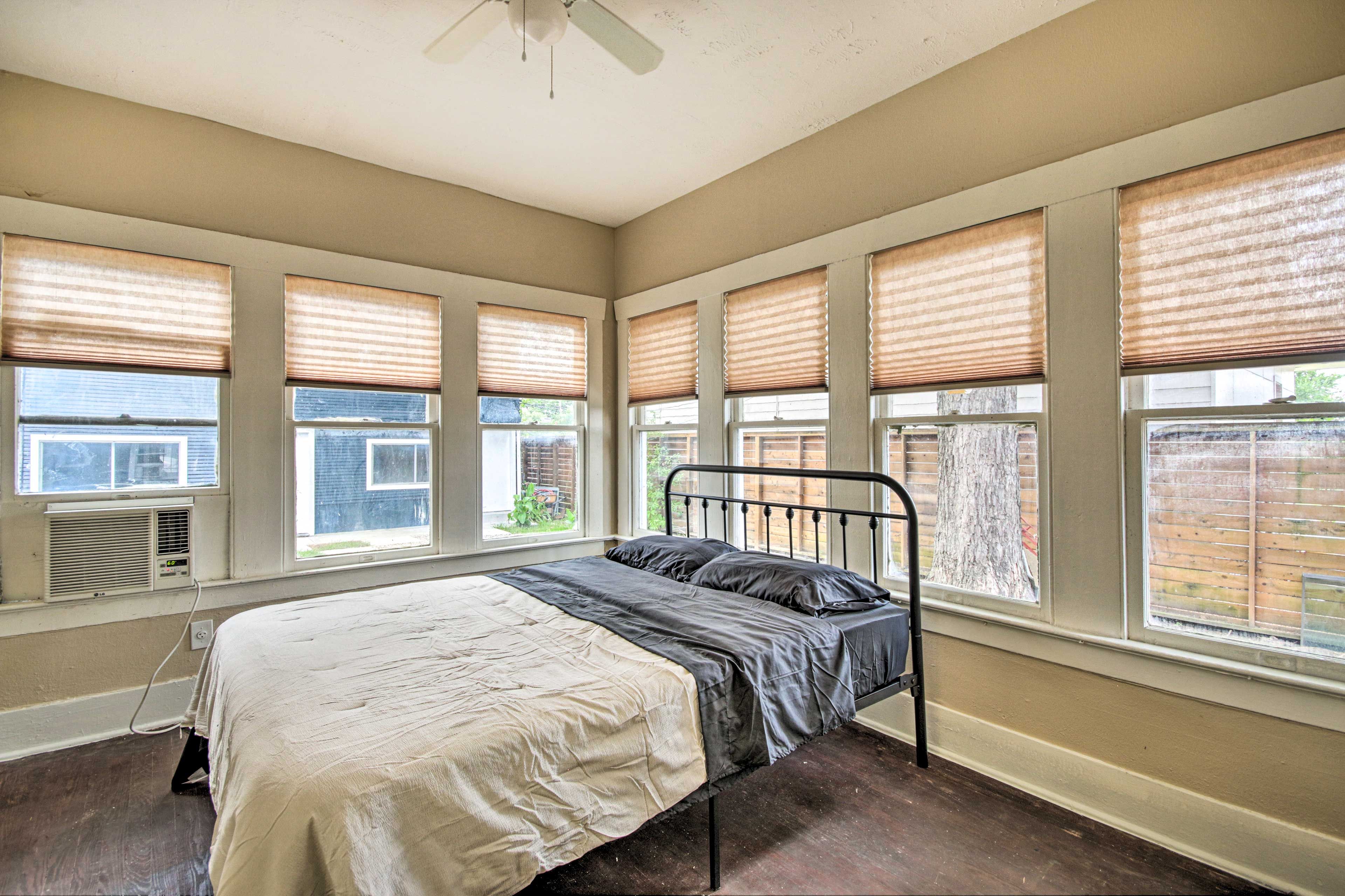 Bedroom | Queen Bed