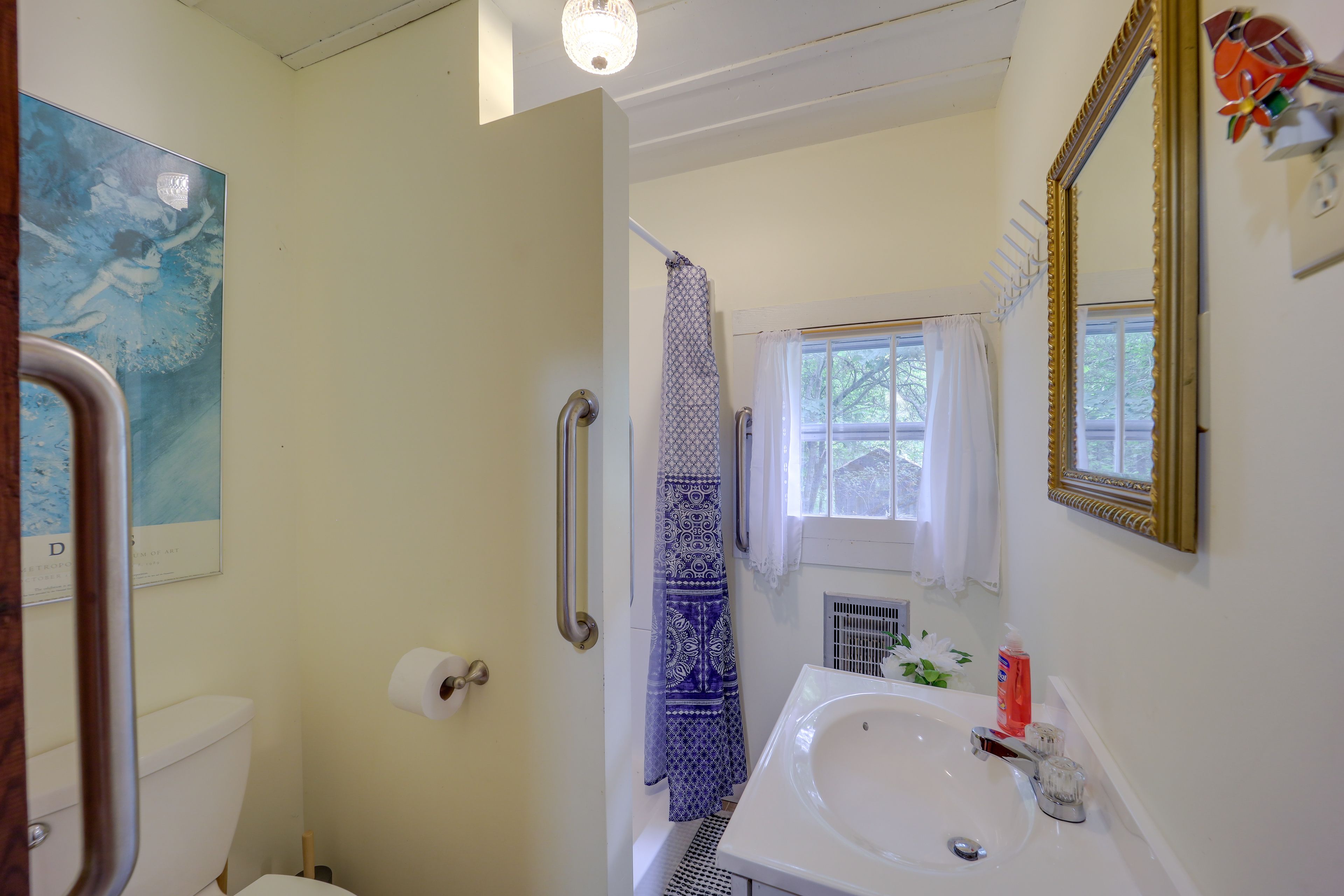 Full Bathroom | Towels Not Provided (Bring Your Own Towels)