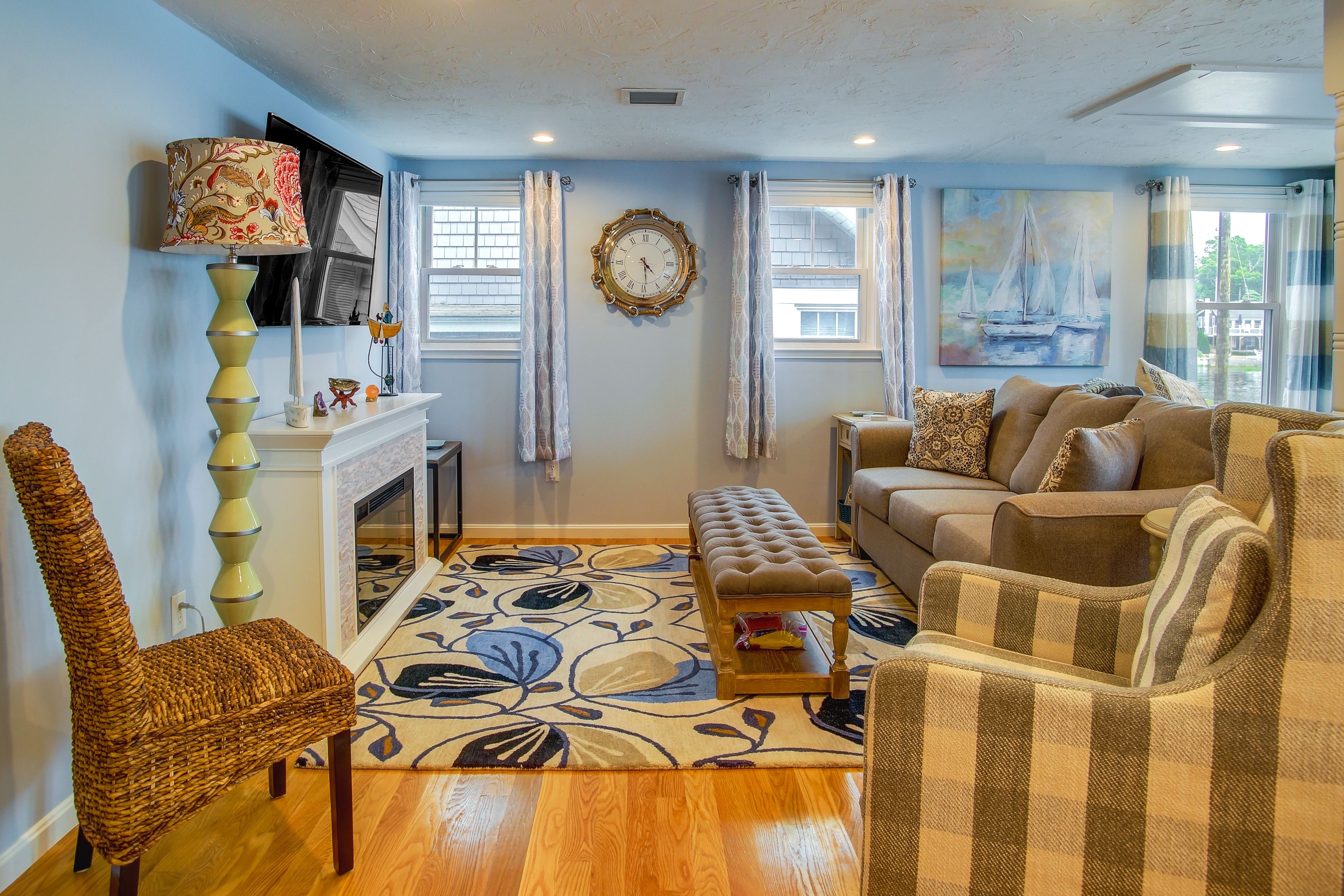Living Room | Central A/C & Heat | Smart TV