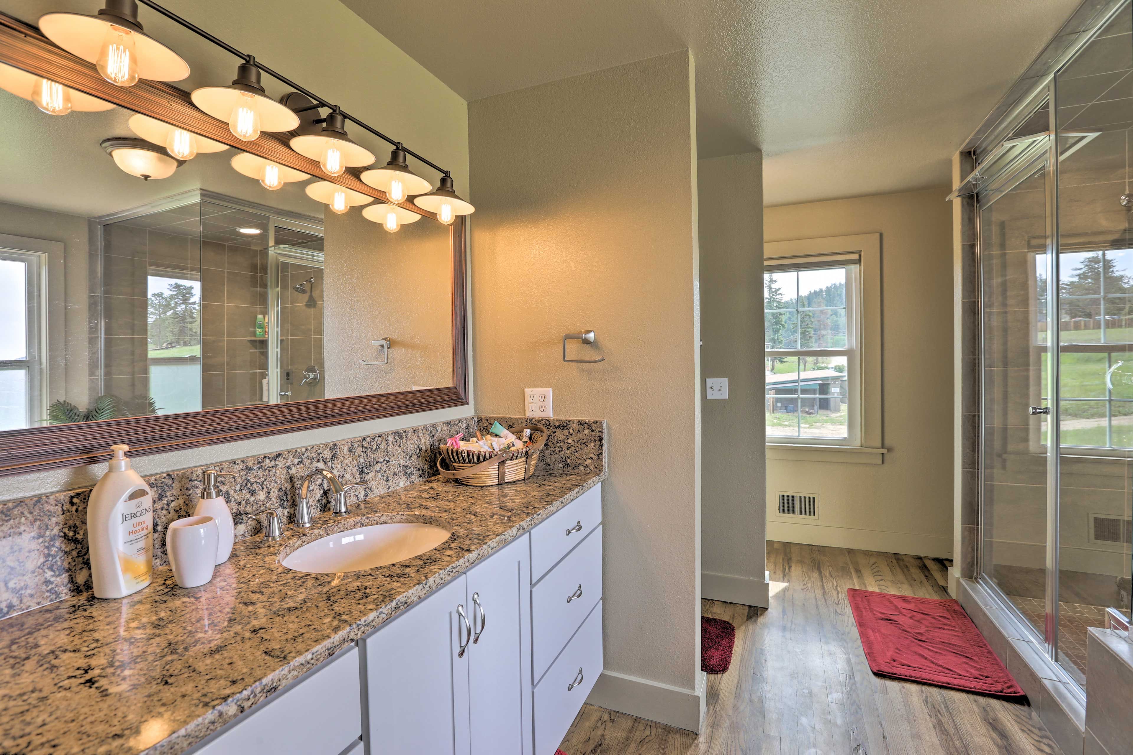 Full Bathroom | Towels Provided | Complimentary Toiletries
