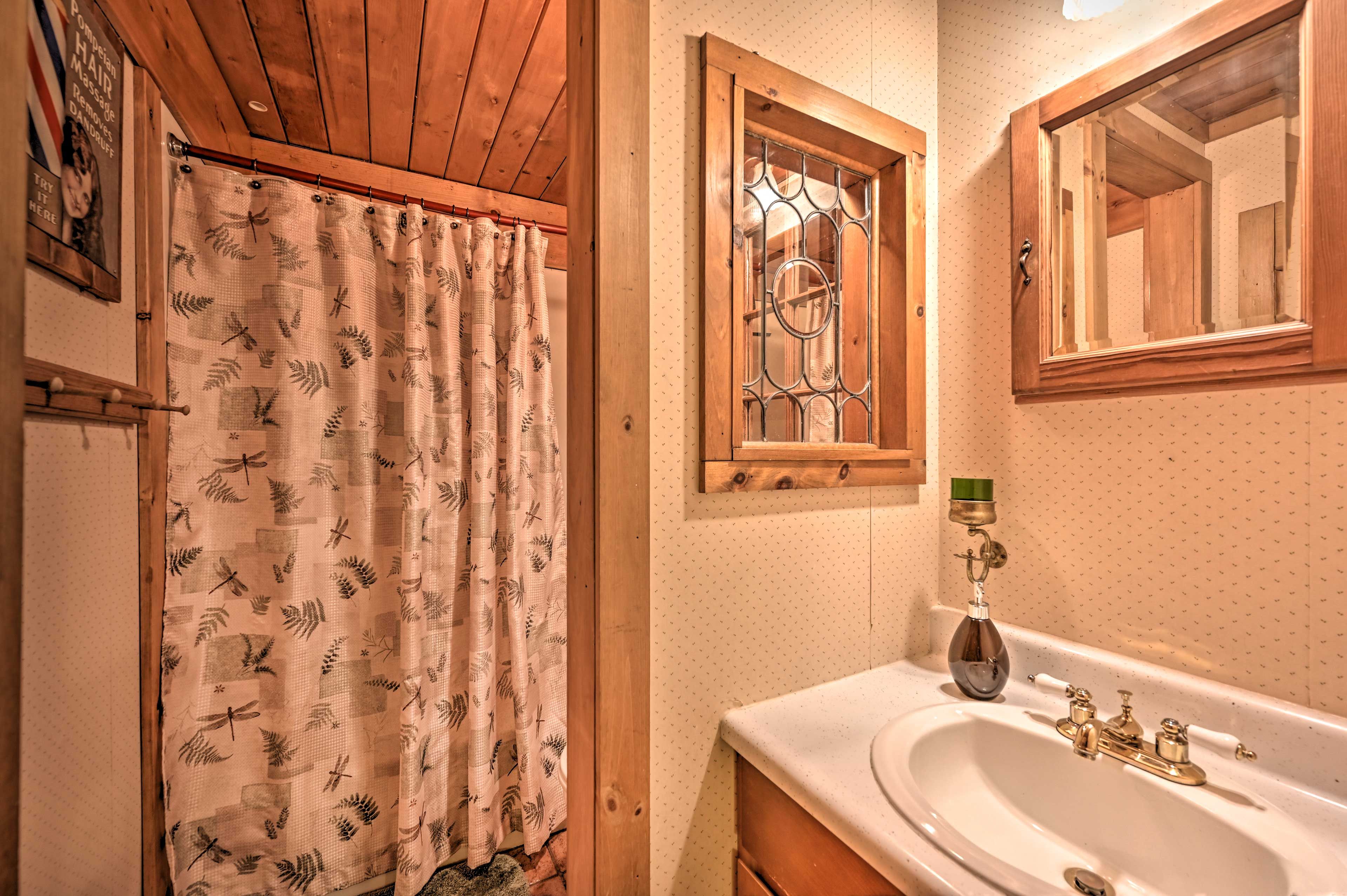 Full Bathroom | Complimentary Toiletries