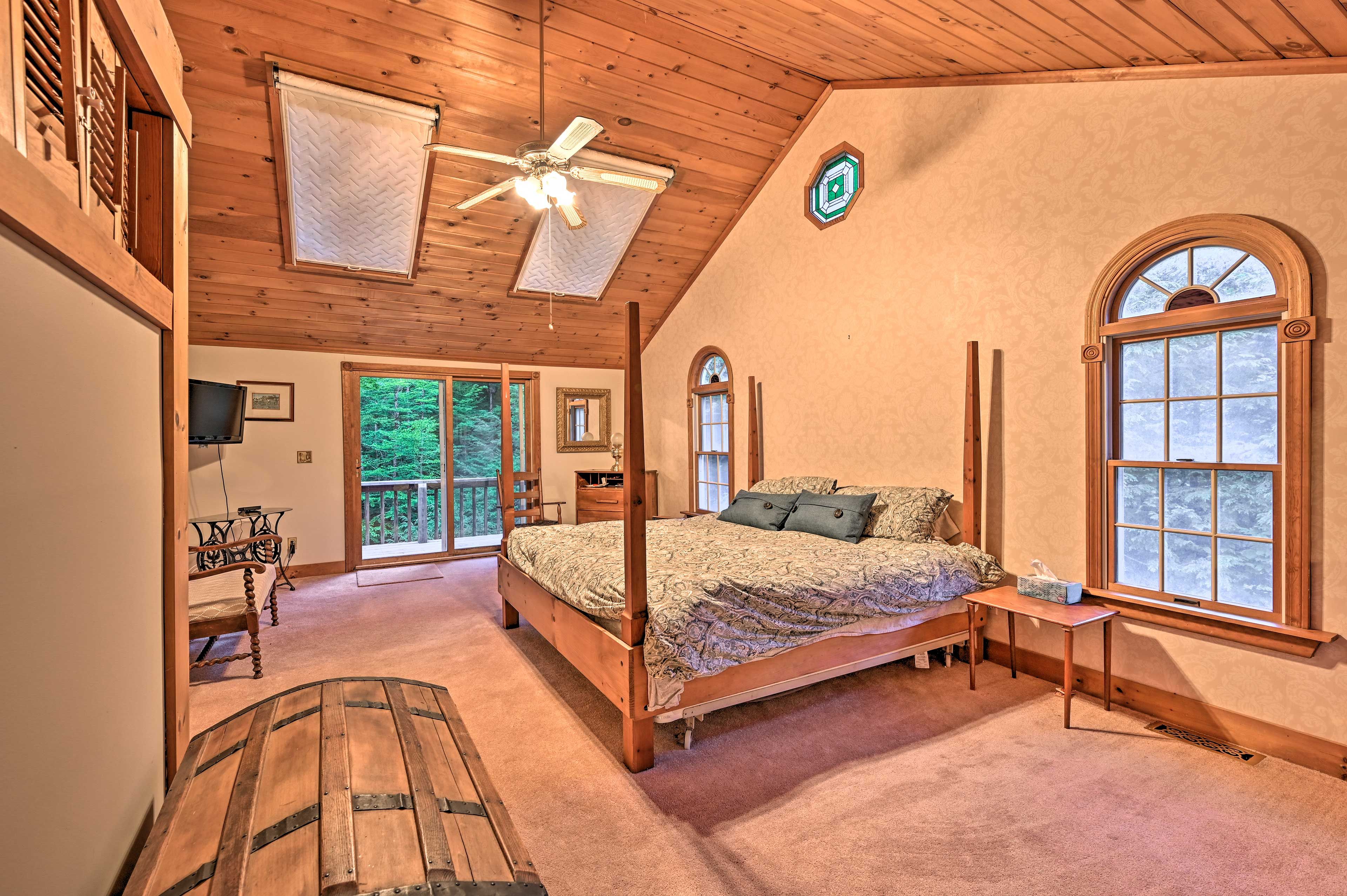 Bedroom 1 | King Bed | Cable TV | 2nd Floor