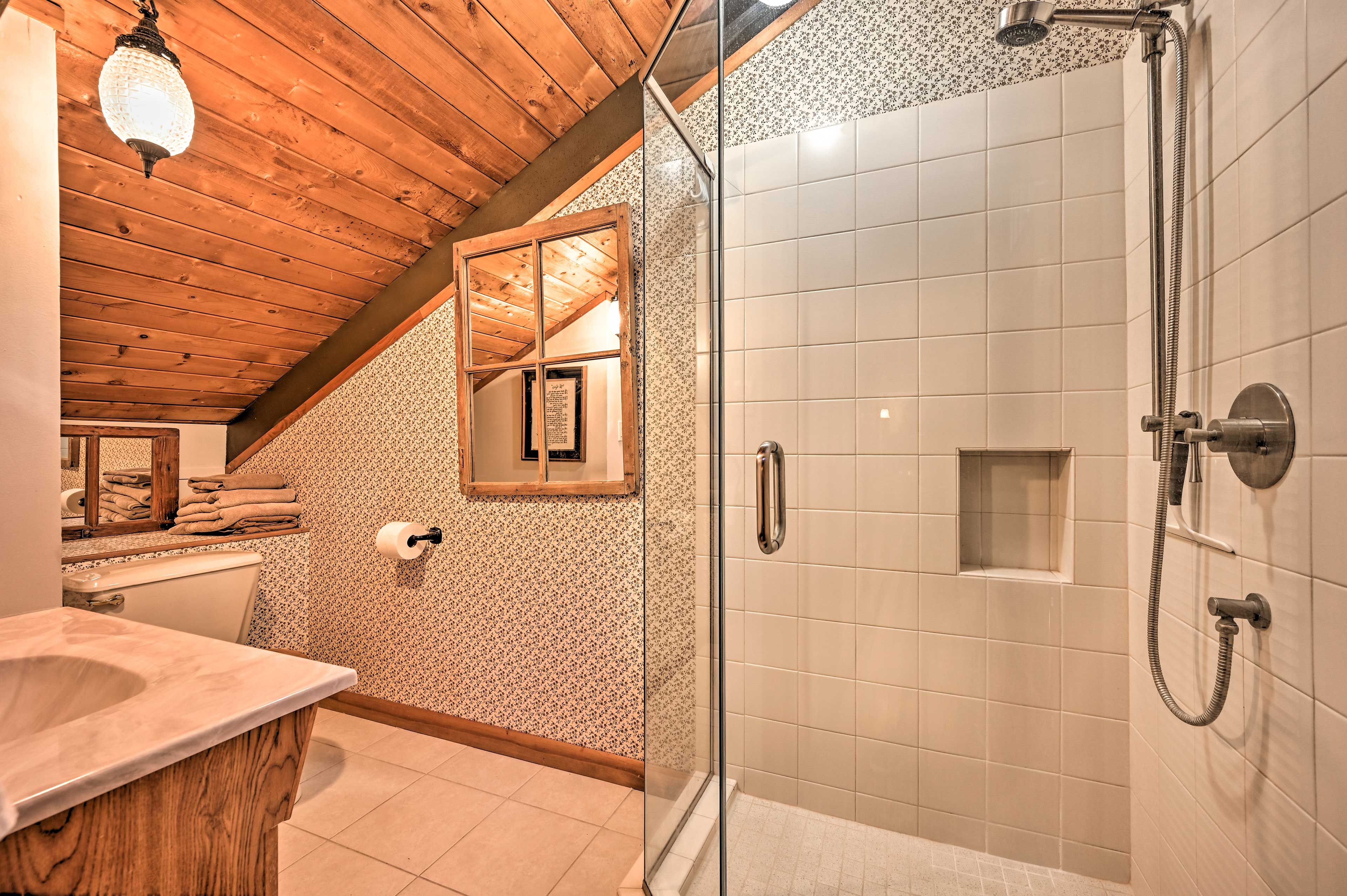 Full Bathroom | Towels Provided