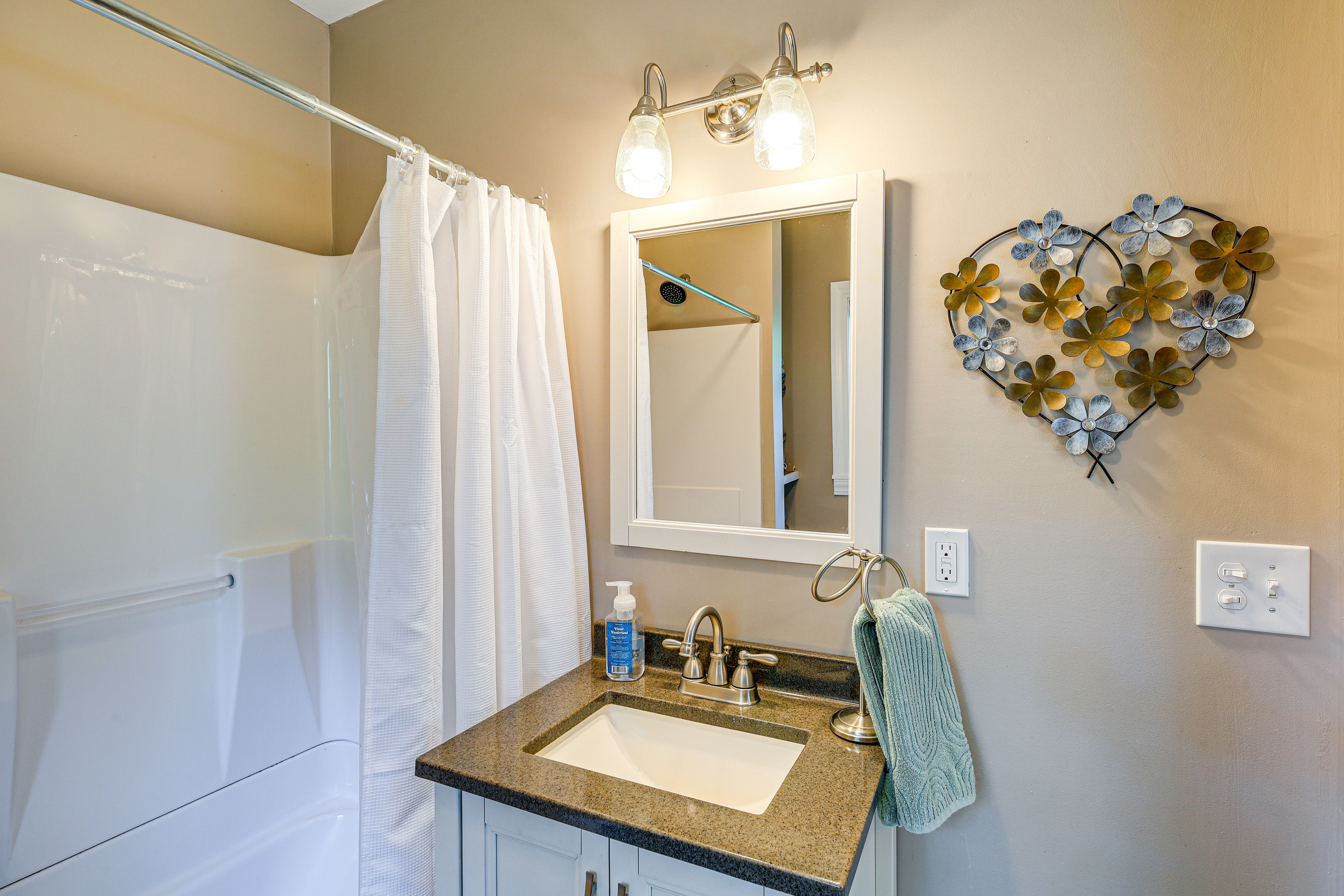 Full Bathroom | 2nd Floor