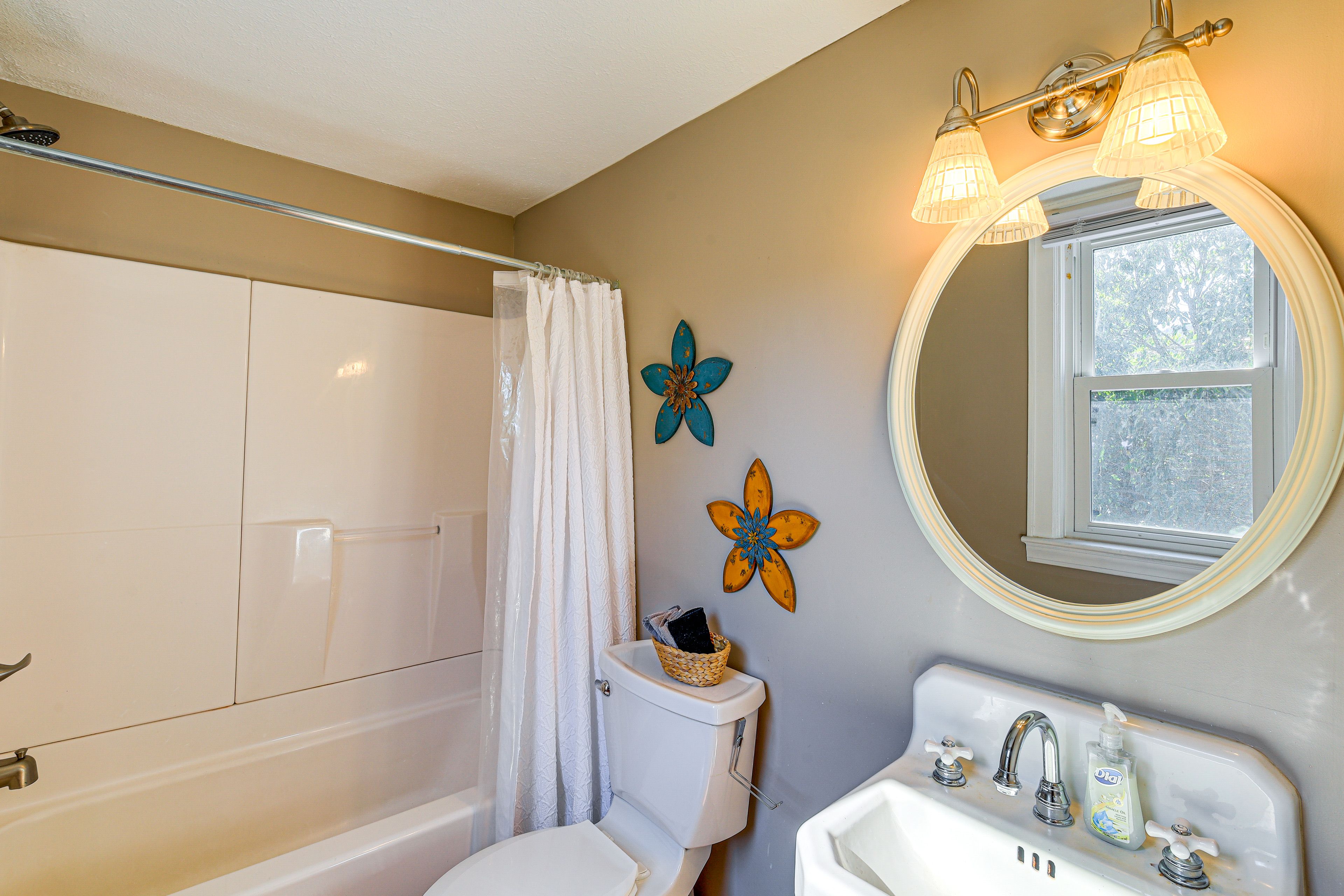 Full Bathroom | 2nd Floor