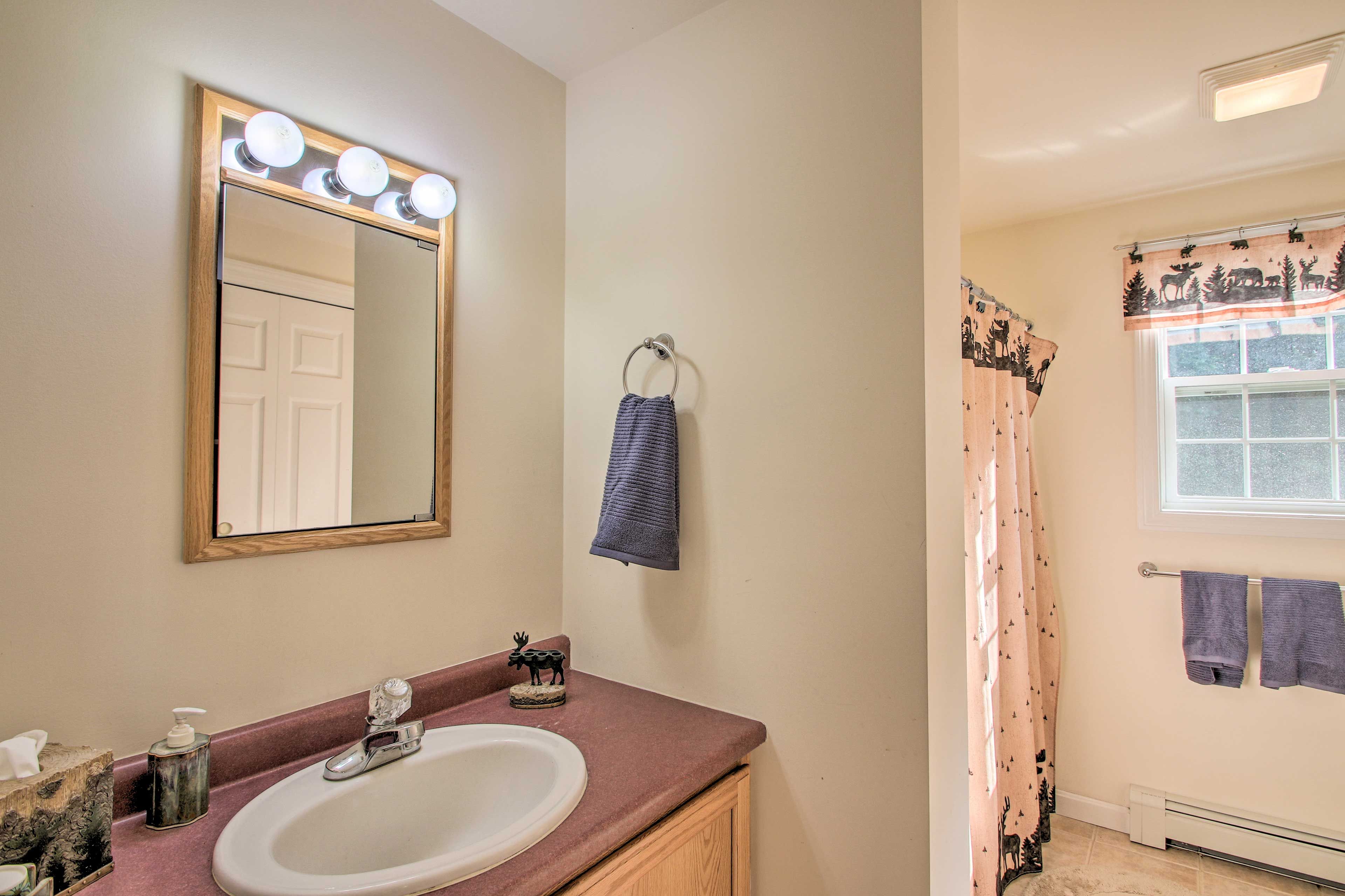 Full Bathroom | Main Level | Towels Provided