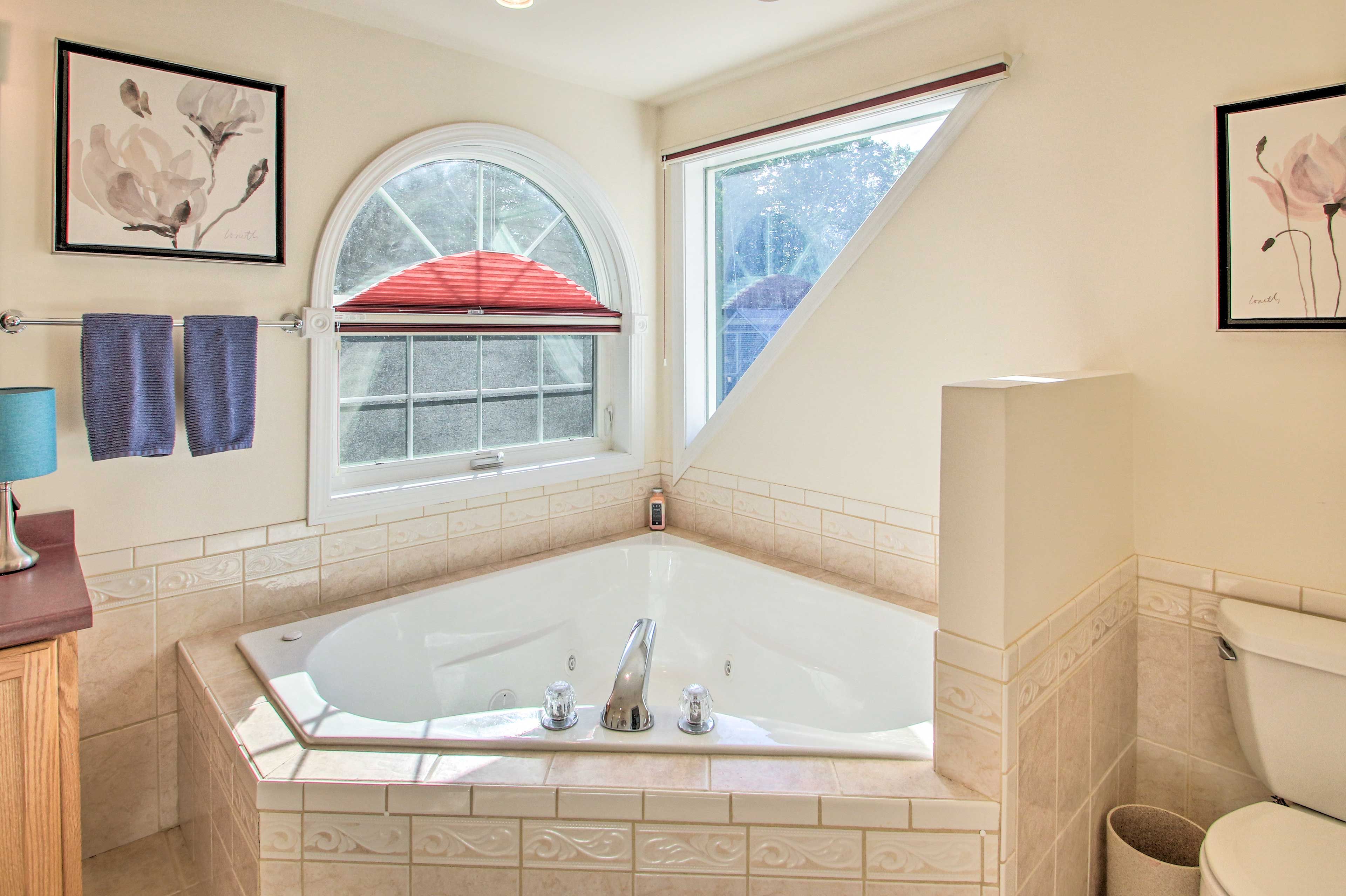 En-Suite Bathroom | Upper Level | Jetted Tub | Hair Dryer