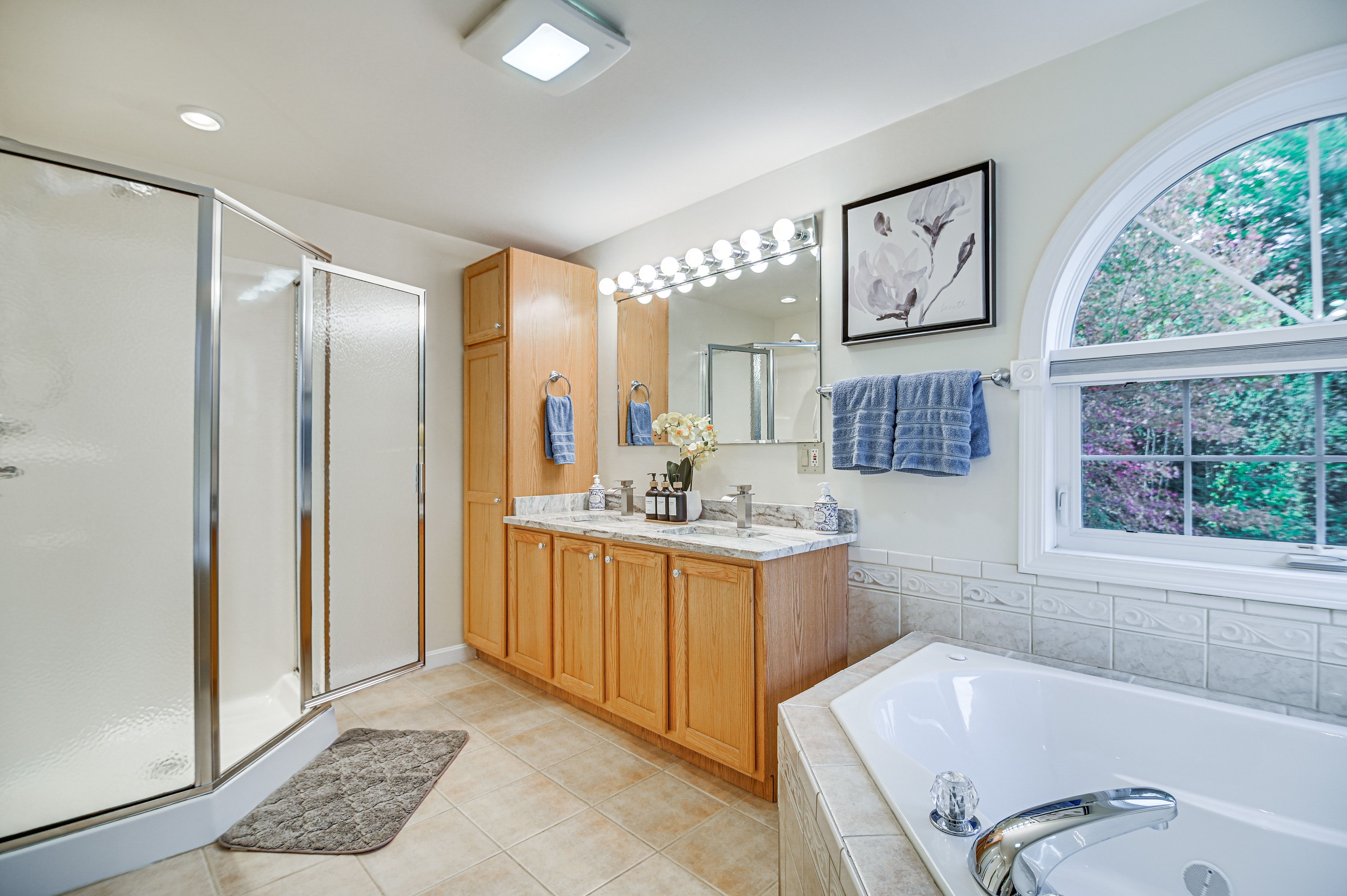 En-Suite Bathroom | Upper Level | Jetted Tub | Hair Dryer