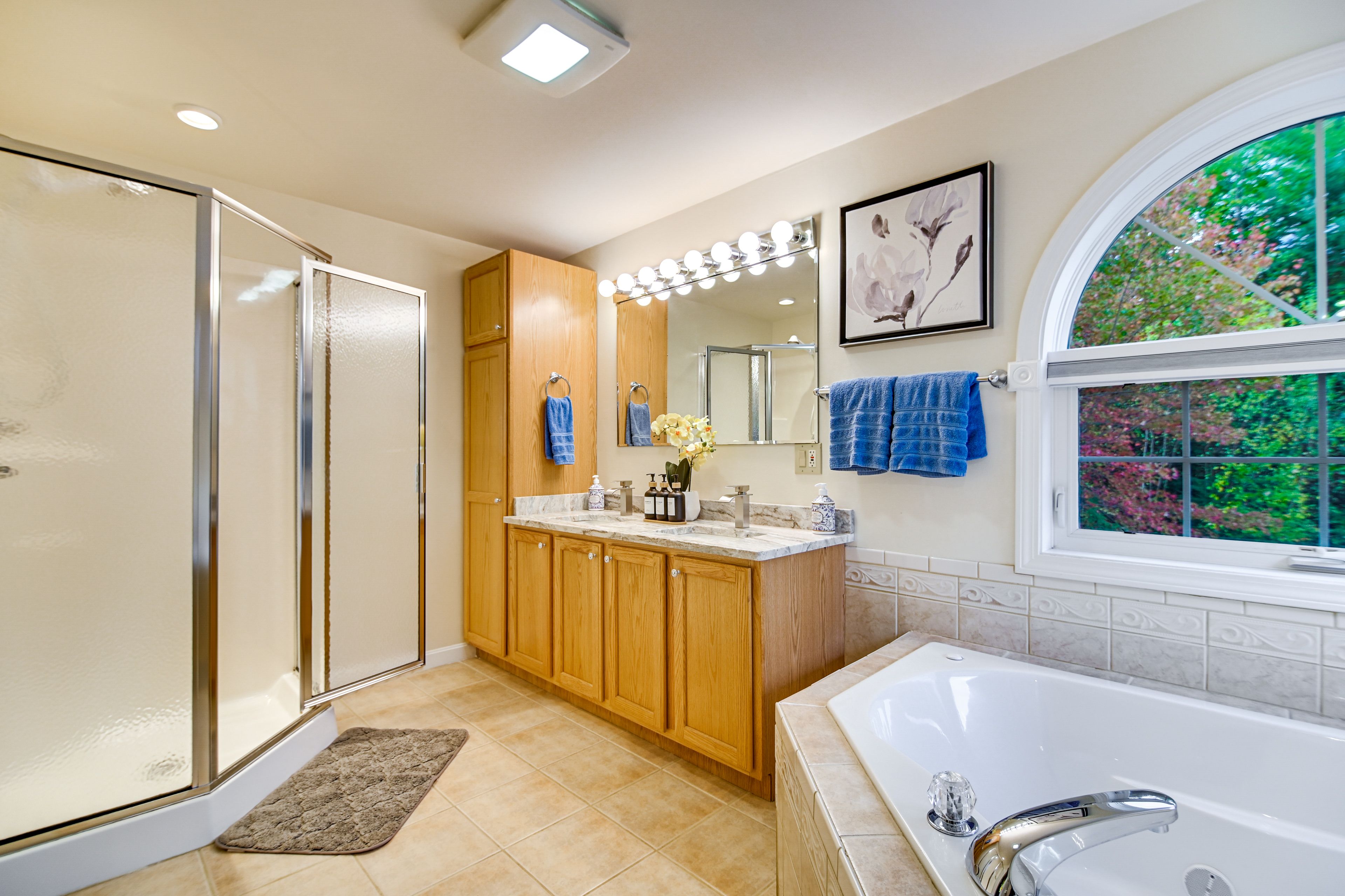 En-Suite Bathroom | Upper Level | Jetted Tub | Hair Dryer