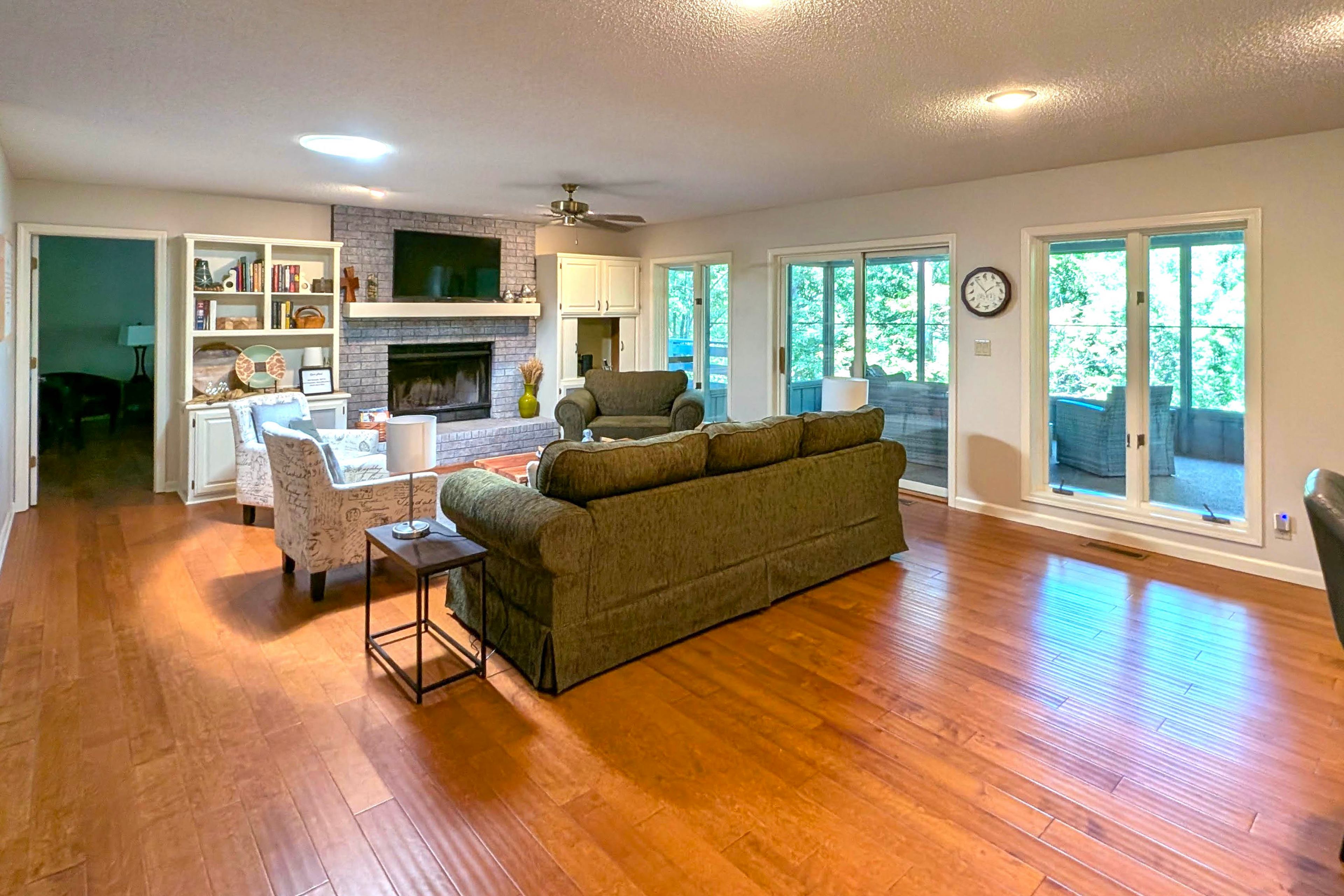 Living Room | Smart TV | Wood-Burning Fireplace