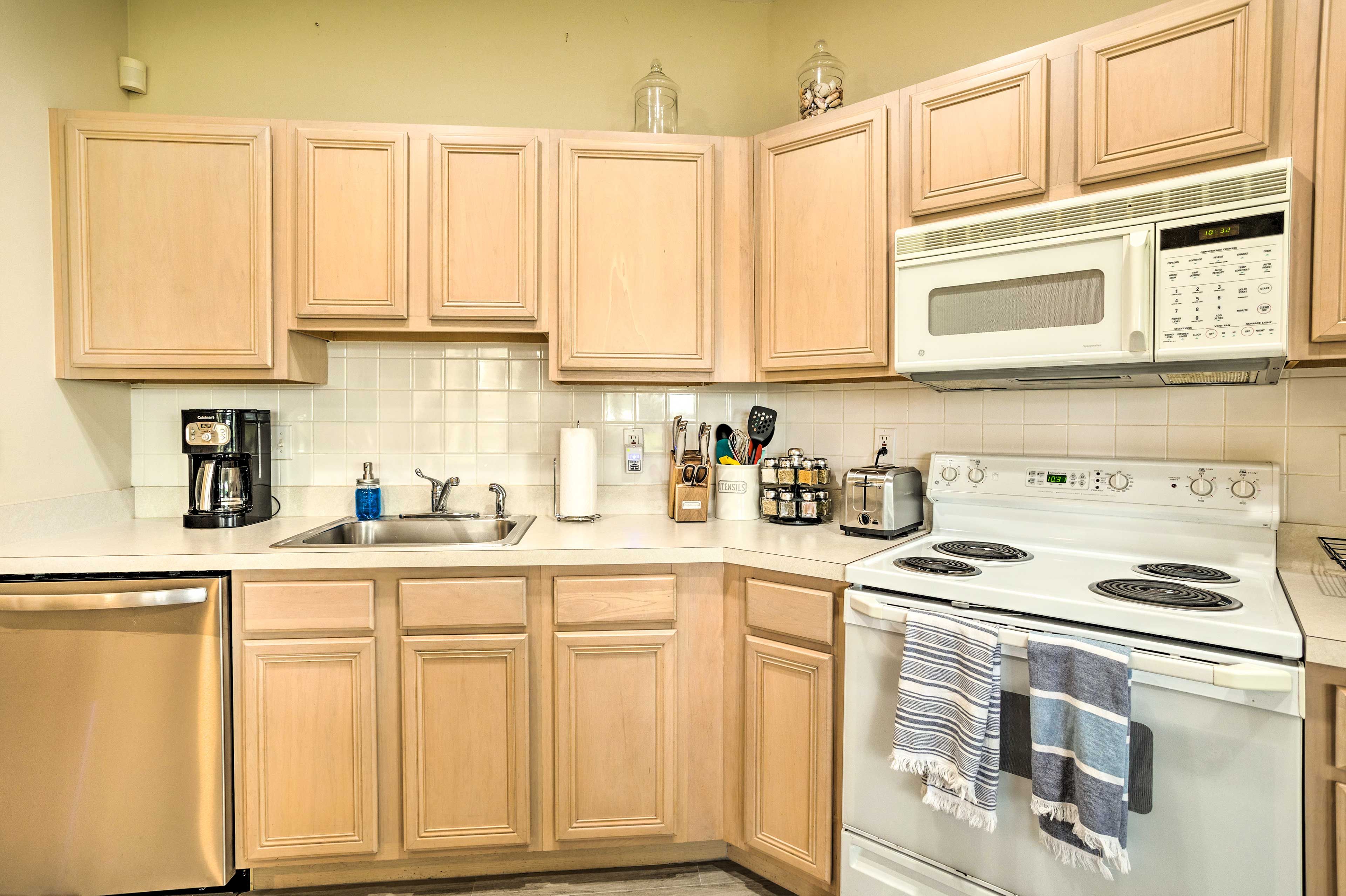 Fully Equipped Kitchen | Dishware & Flatware | Glassware