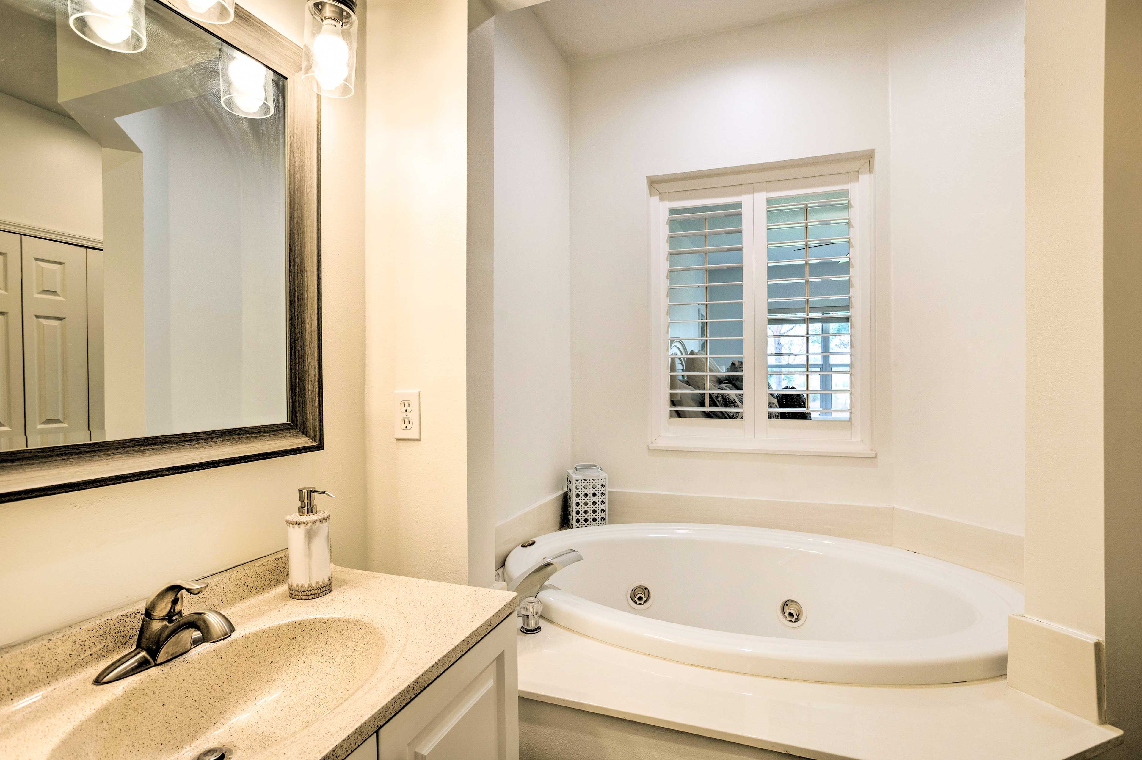 En-Suite Bathroom | Walk-In Shower | Complimentary Toiletries
