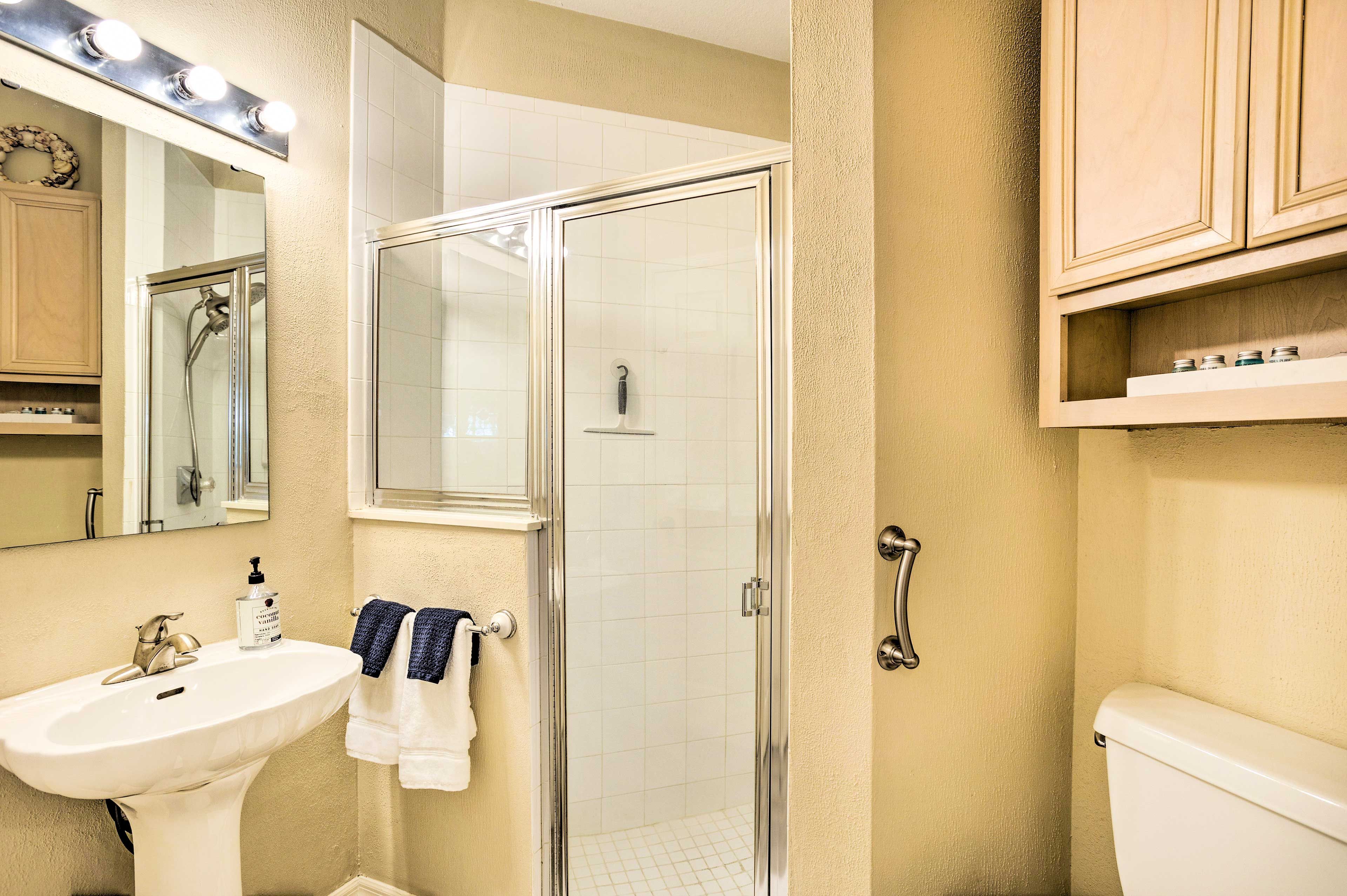 En-Suite Bathroom | Jetted Tub | Hair Dryer