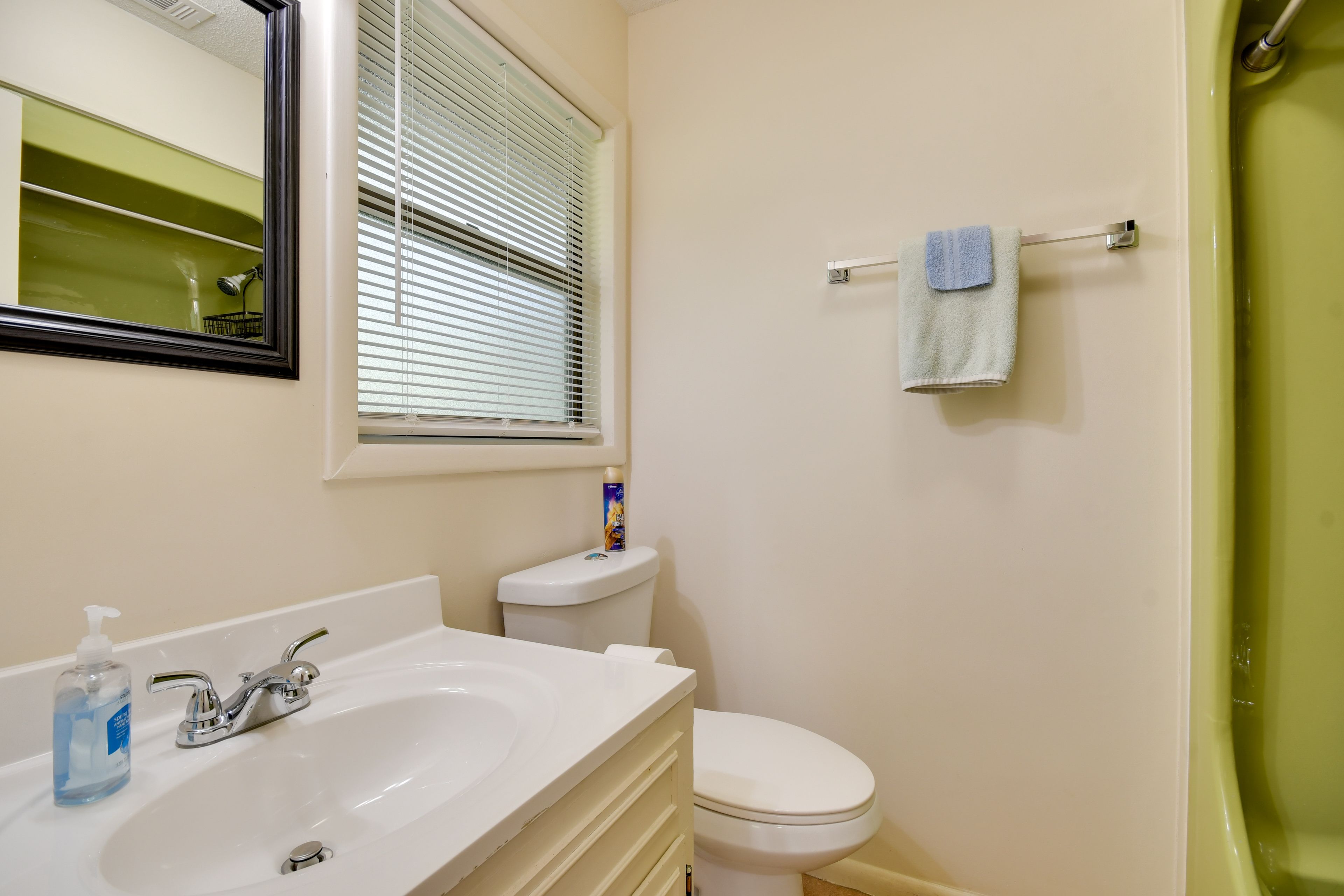 En-Suite Bathroom | Shower/Tub Combo