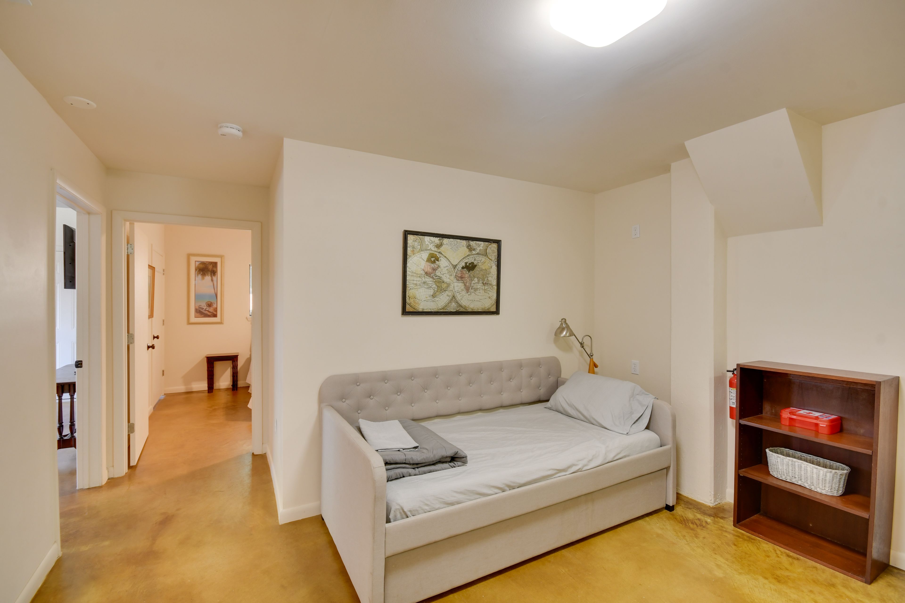 Den | Full Futon