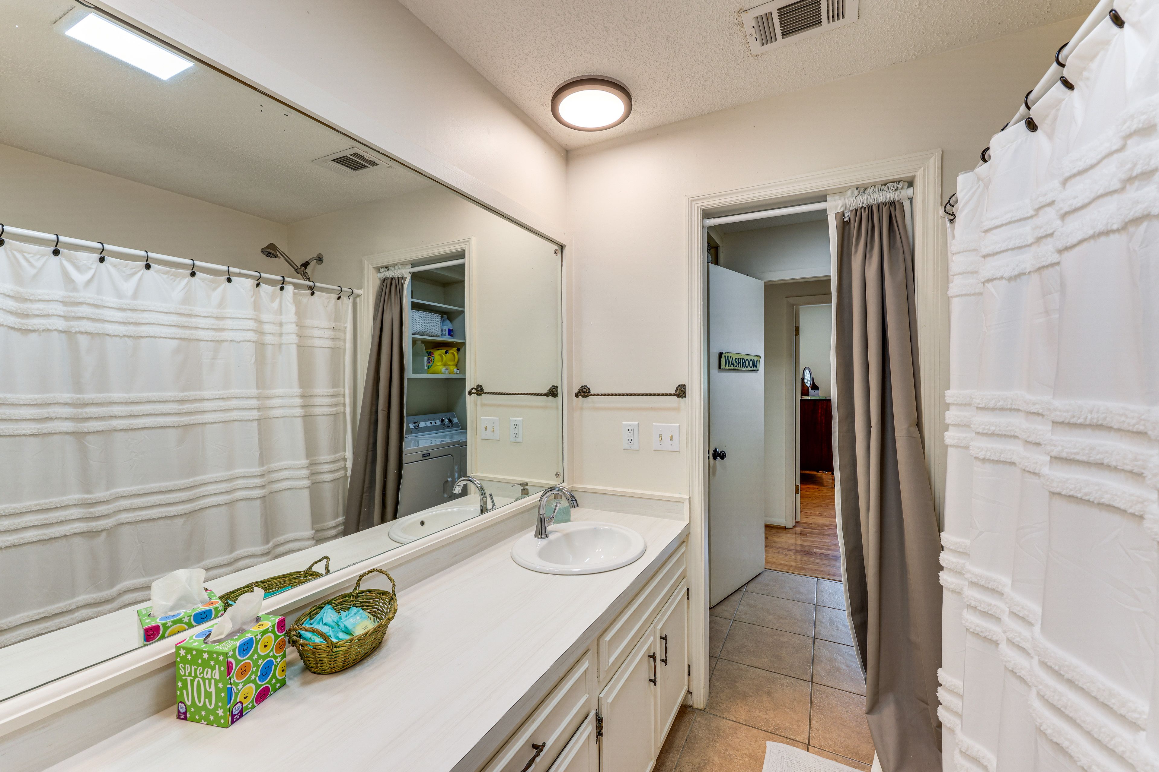 Full Bathroom | Towels Provided