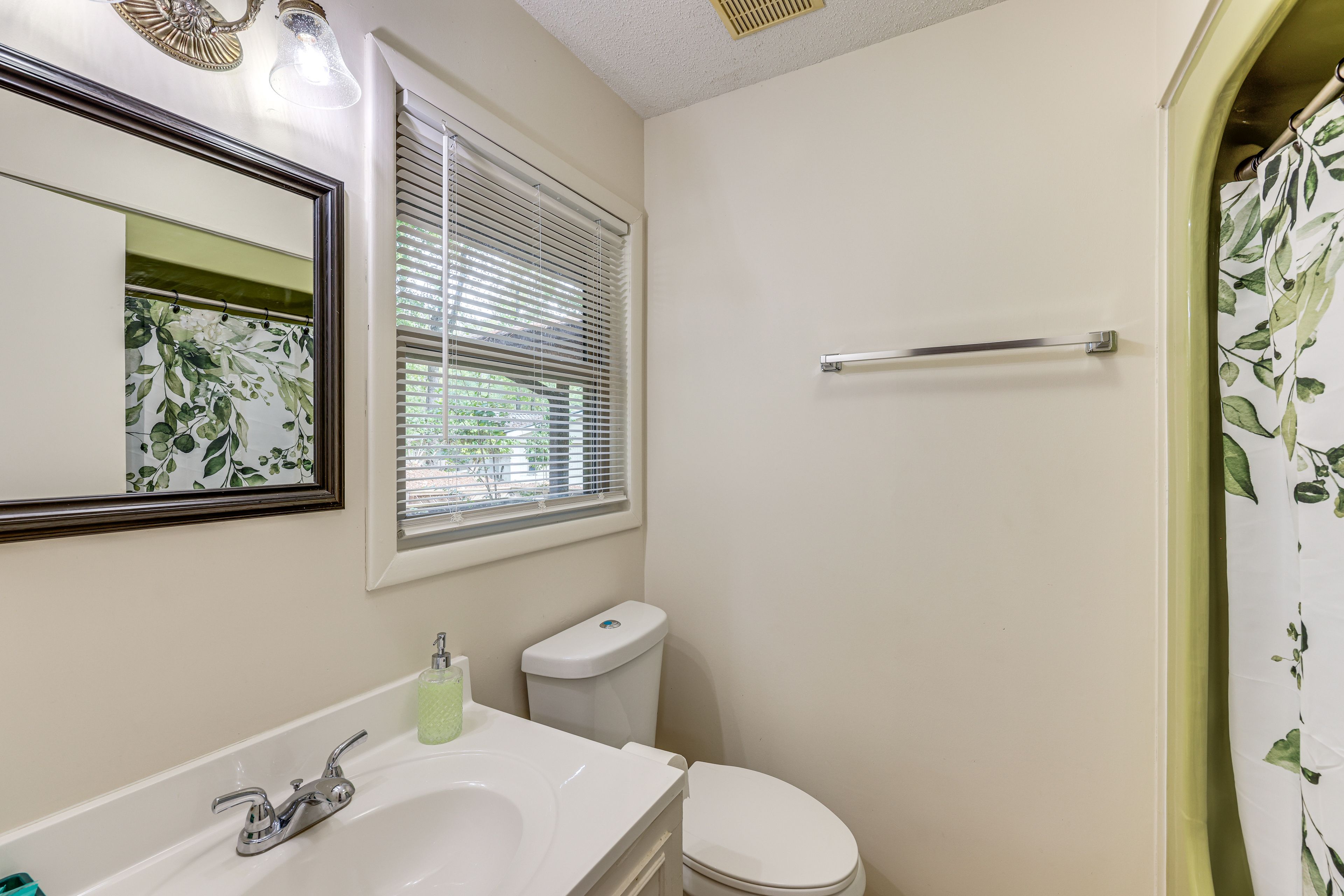 En-Suite Bathroom | Shower/Tub Combo