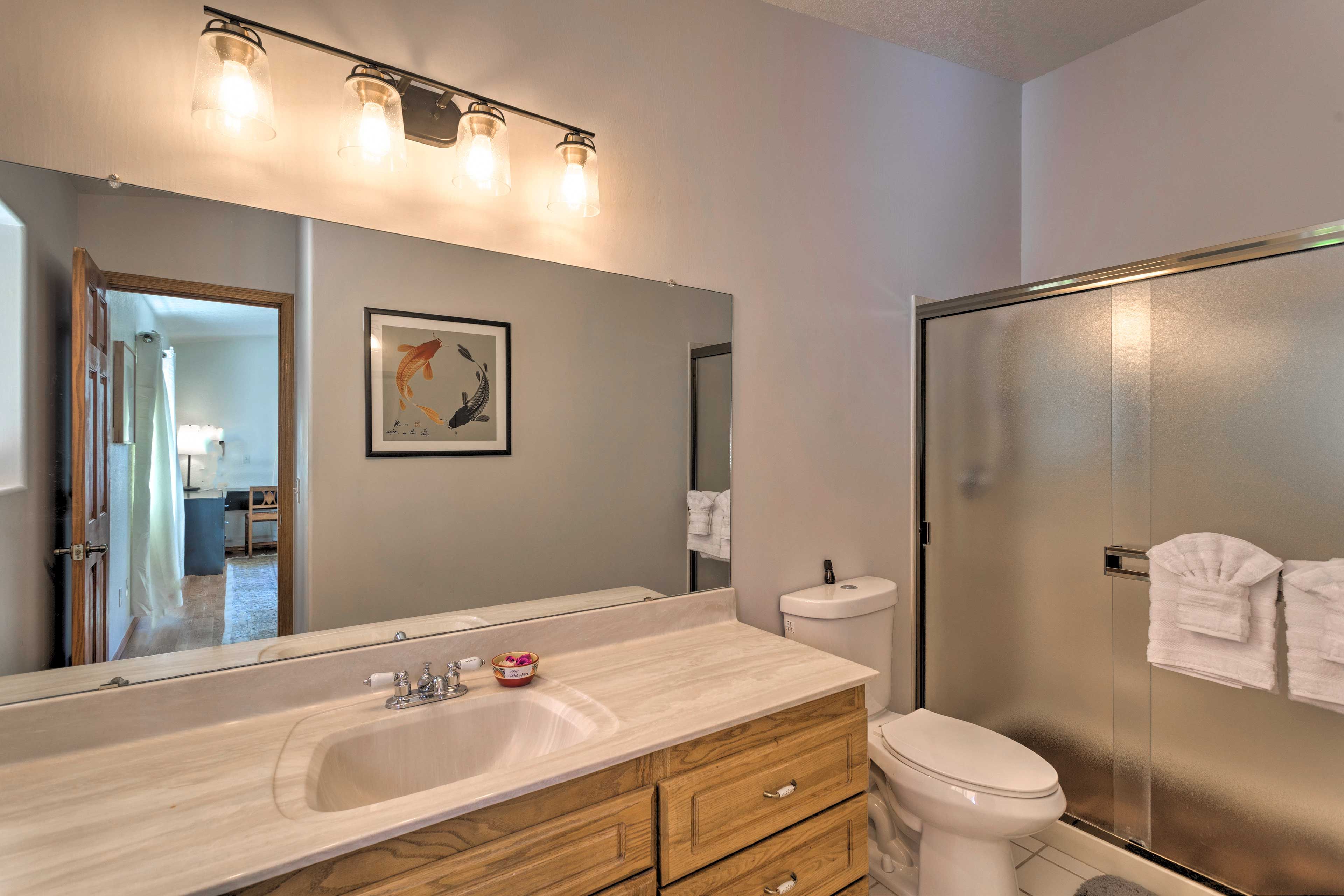 Full Bathroom | Complimentary Toiletries | Towels Provided