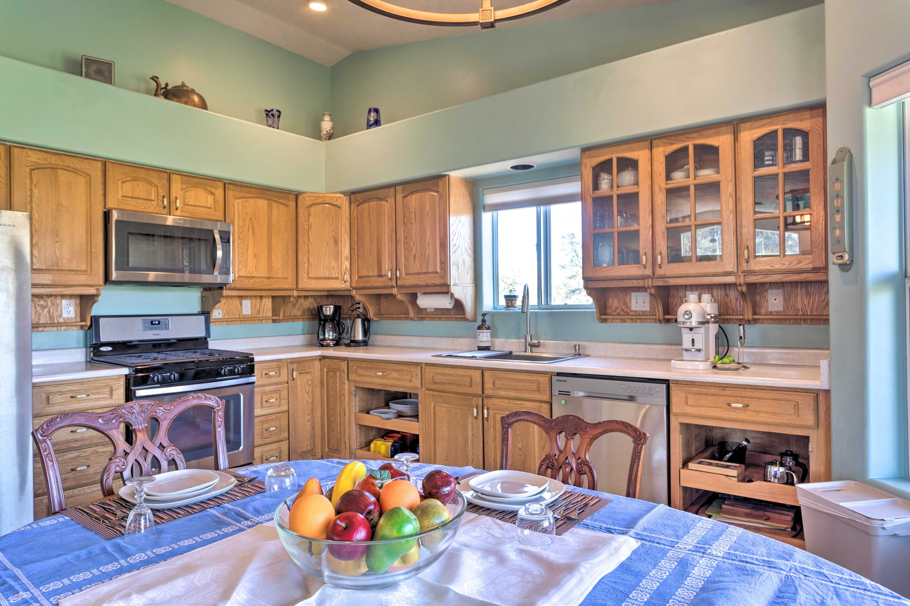 Kitchen | Blender | Trash Bags & Paper Towels