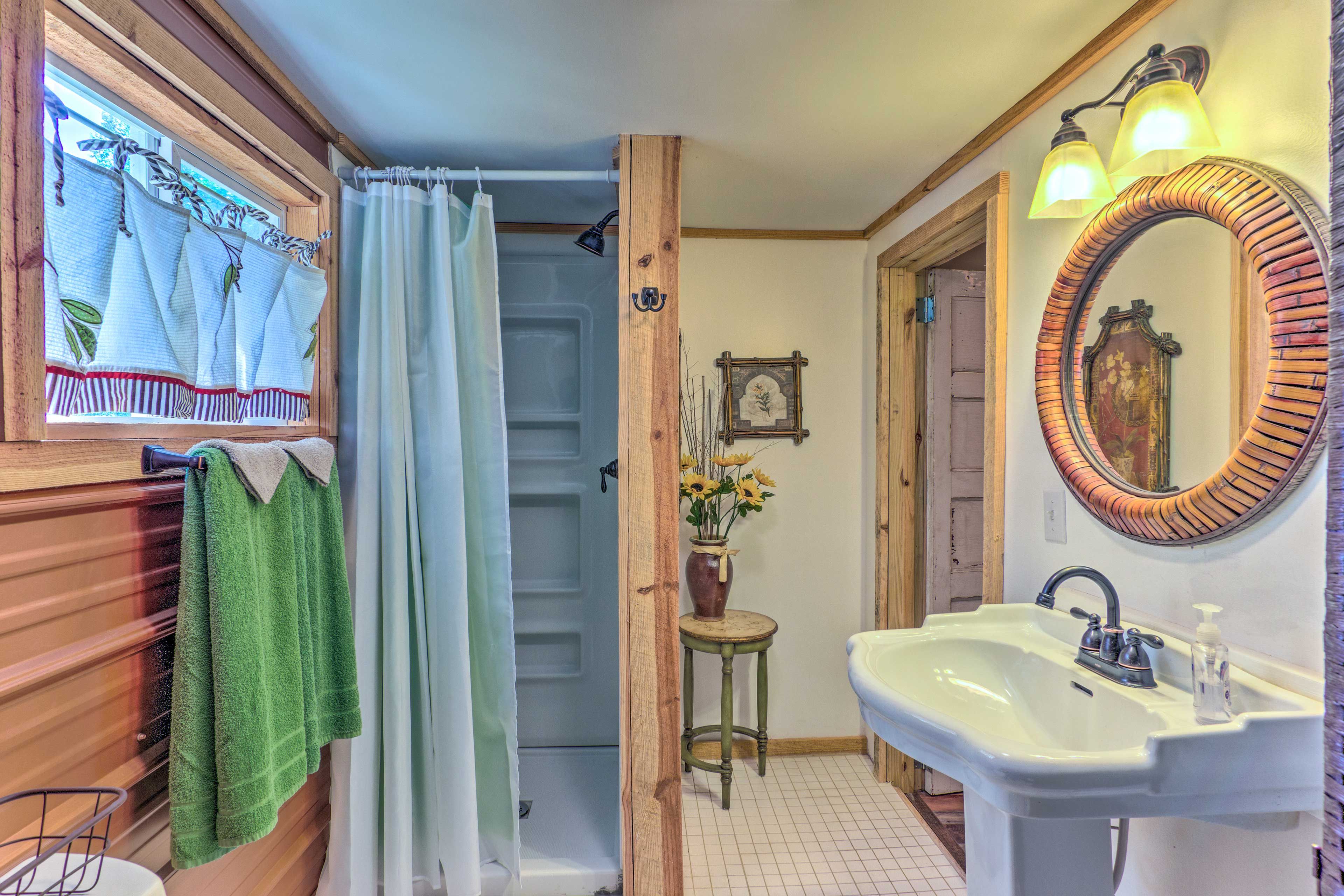 Full Bathroom | Towels Provided