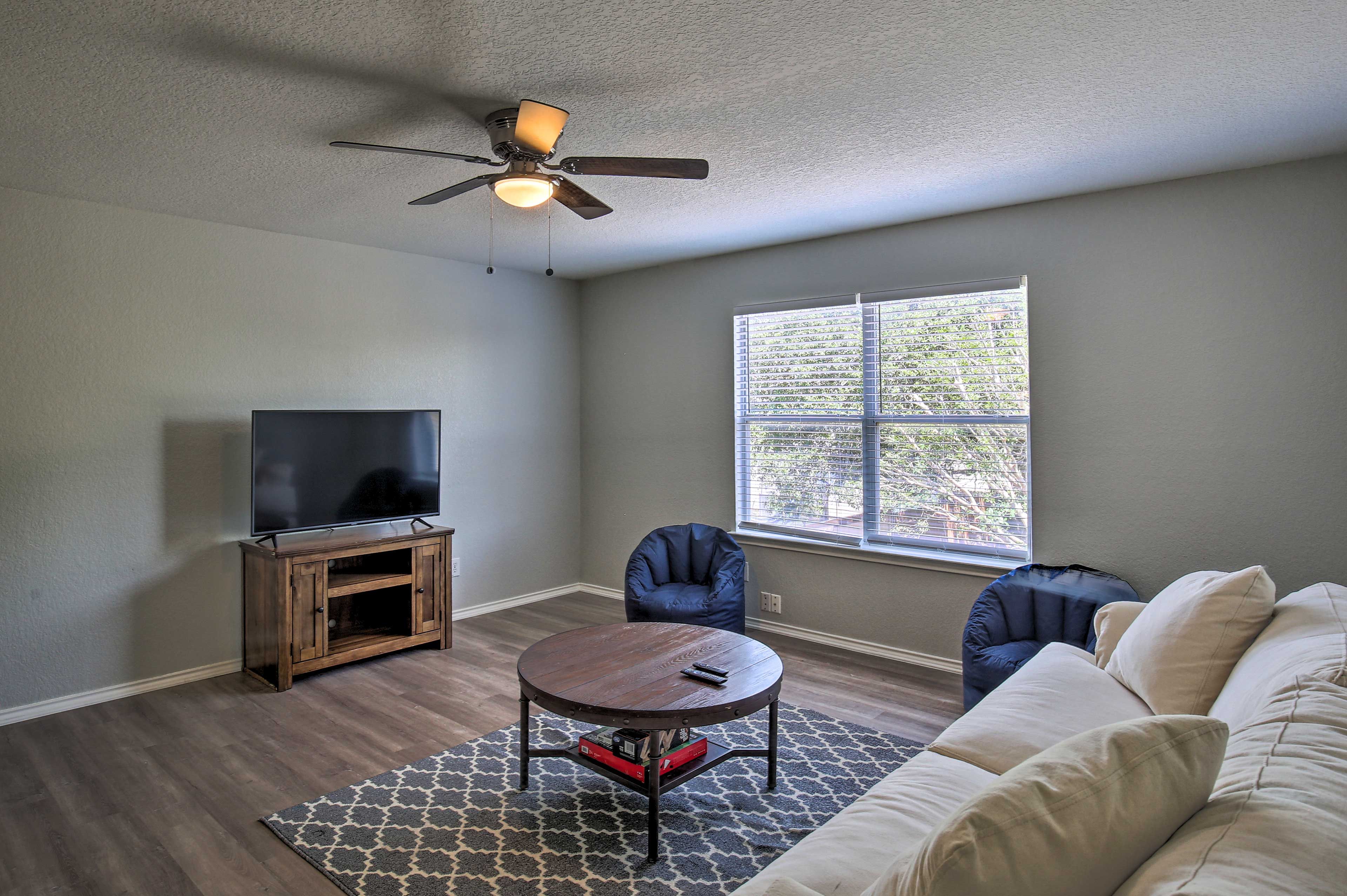 Secondary Seating Area | Smart TV