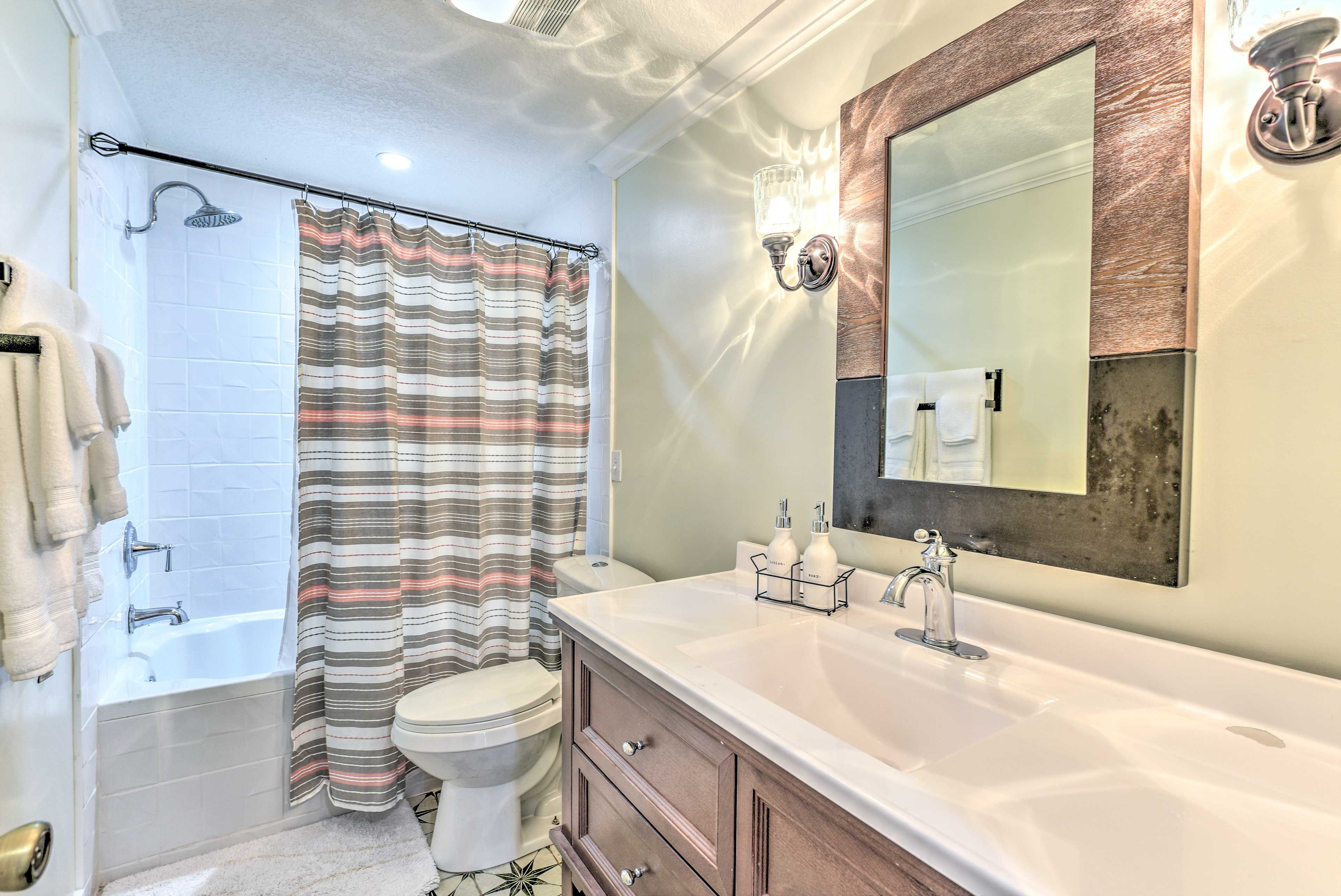 Full Bathroom | Towels Provided | Complimentary Toiletries