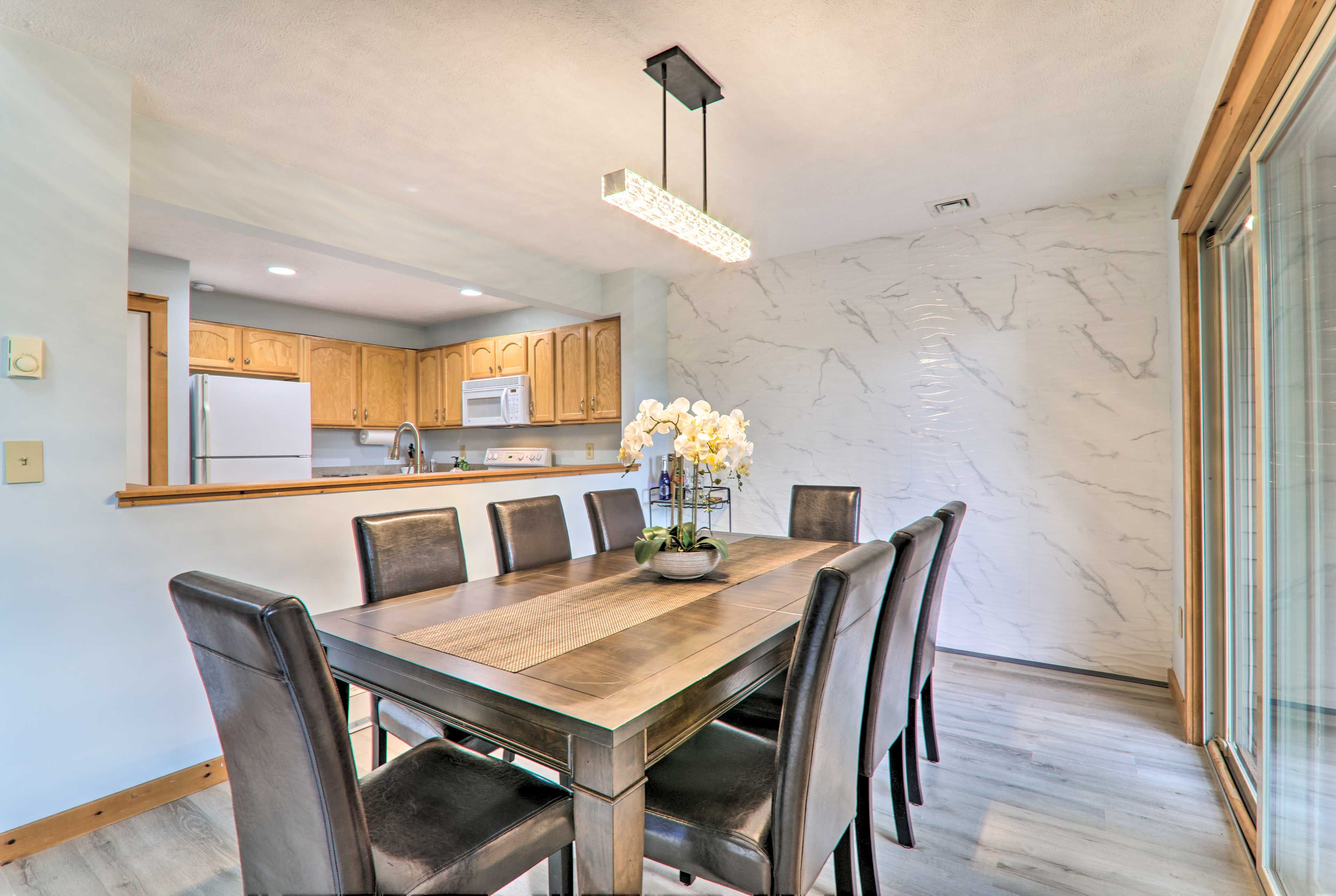 Dining Area | Main Floor | Dishware/Flatware Provided